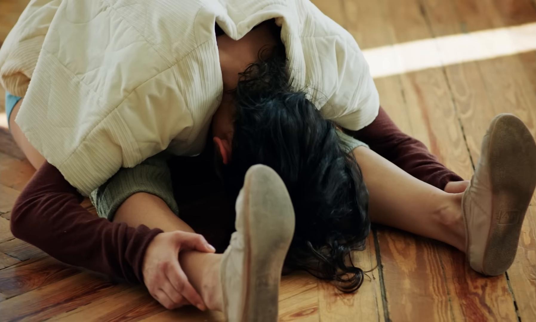 tiene que ser más fácil (2025) —  shot,  lighting