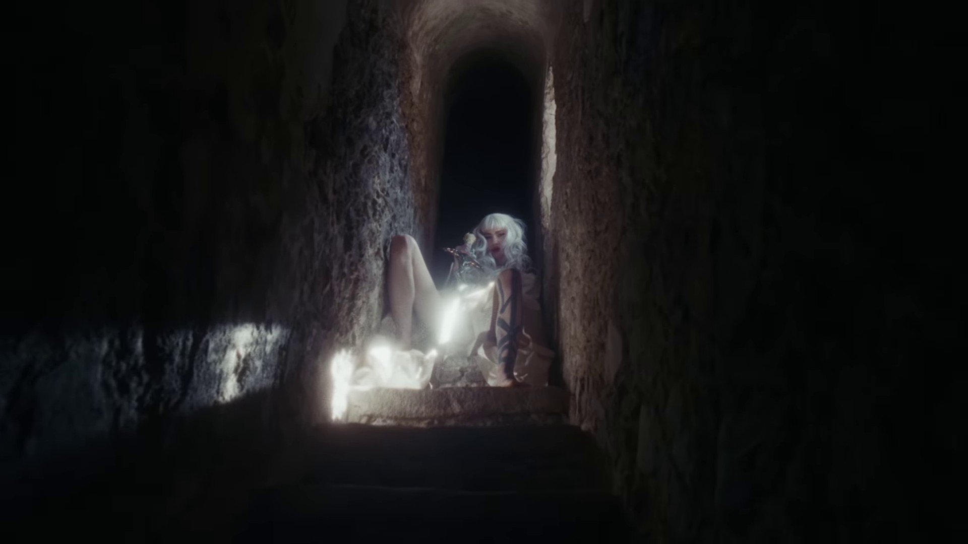 Player of games  (2021) —  shot,  lighting