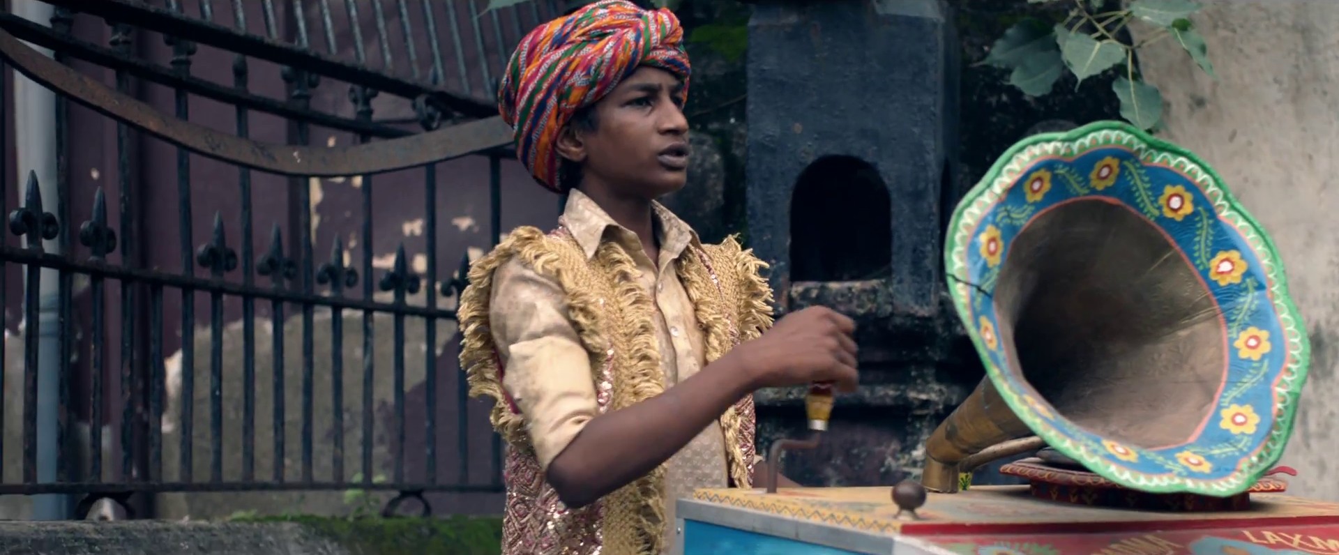 Hymn For The Weekend (2016) —  shot,  lighting