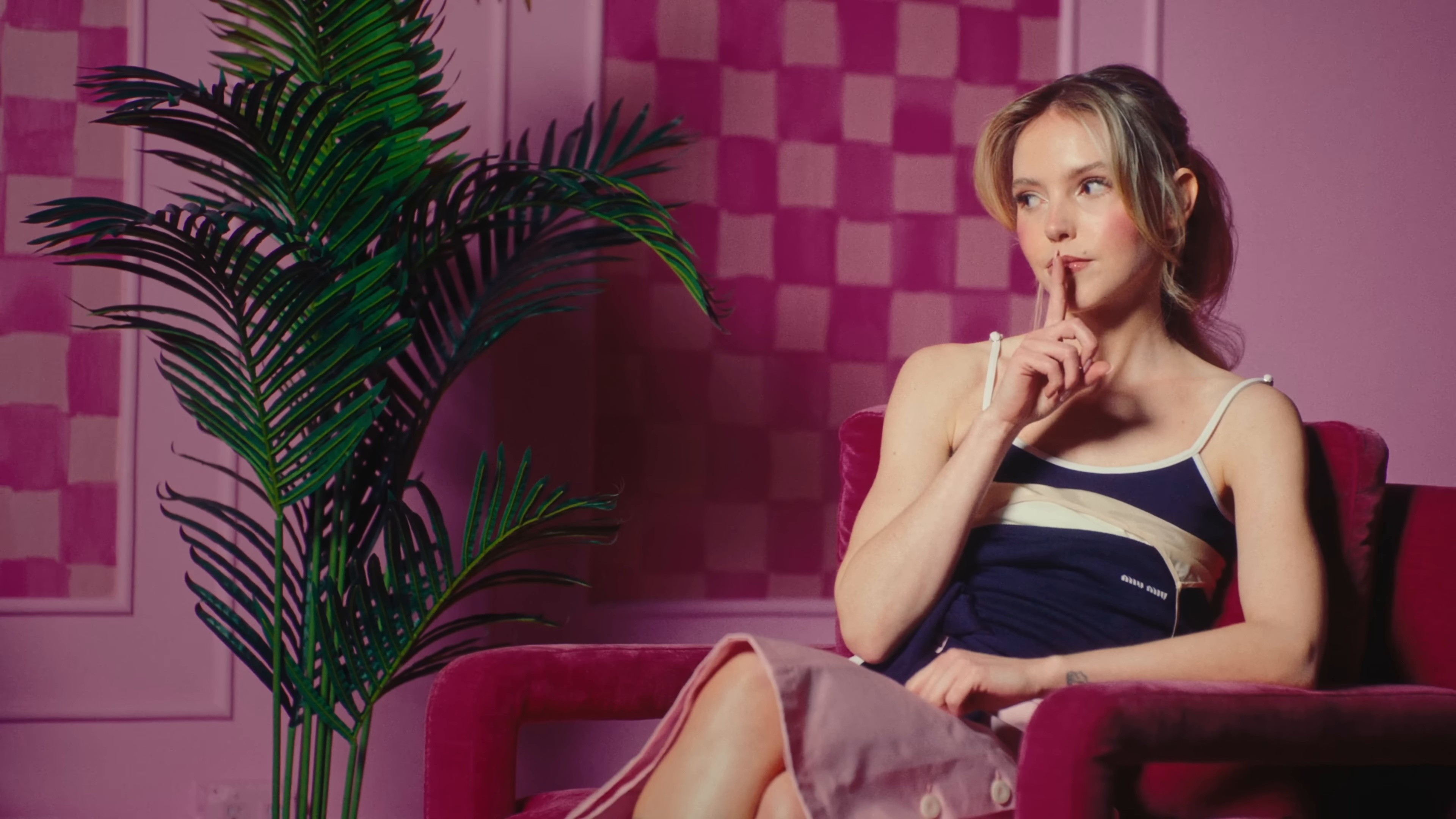 Sie weiß (Betty Draper) (2025) —  shot,  lighting