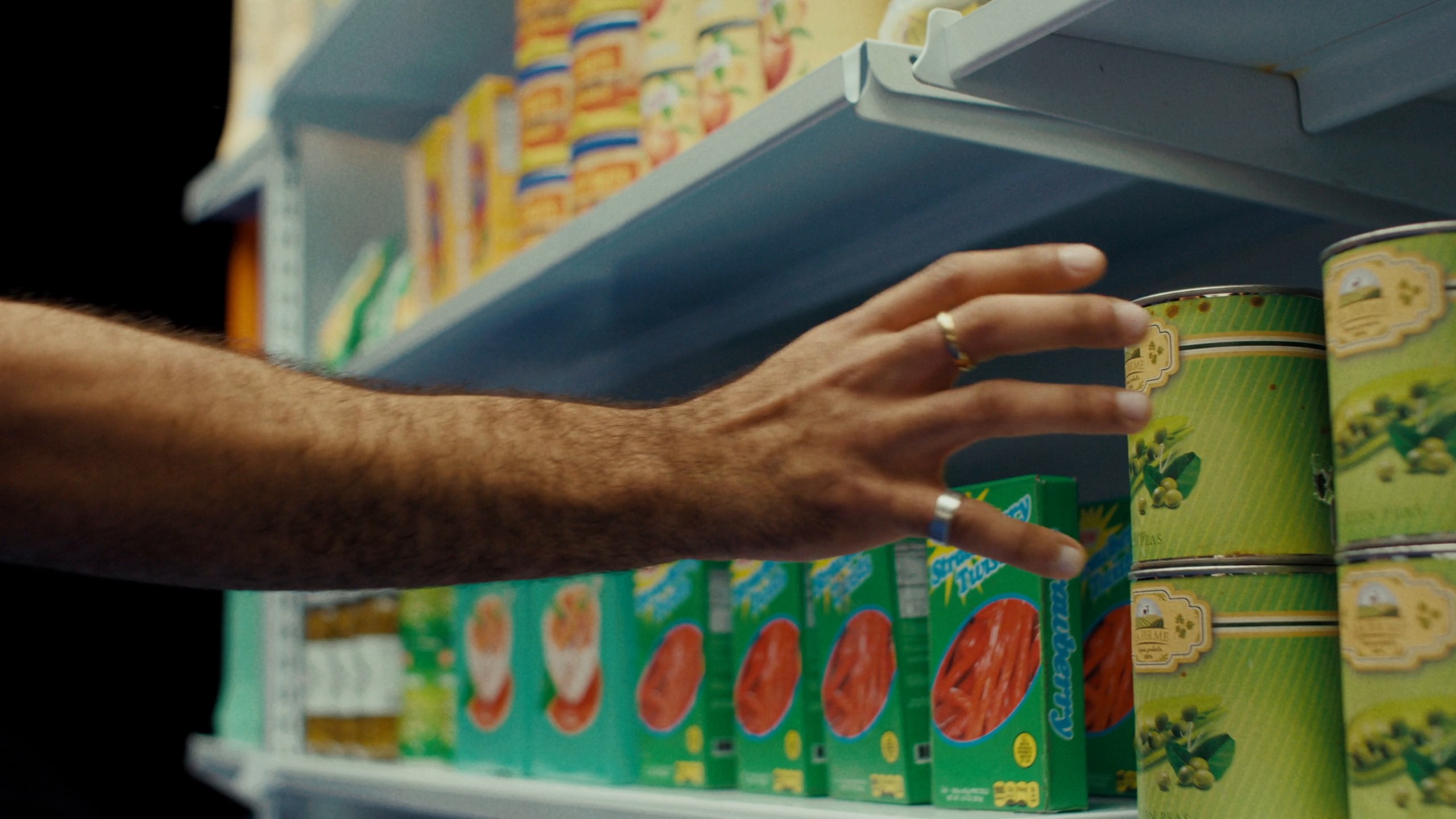 Royal Bliss - Nacimos Tarde (2024) —  shot,  lighting