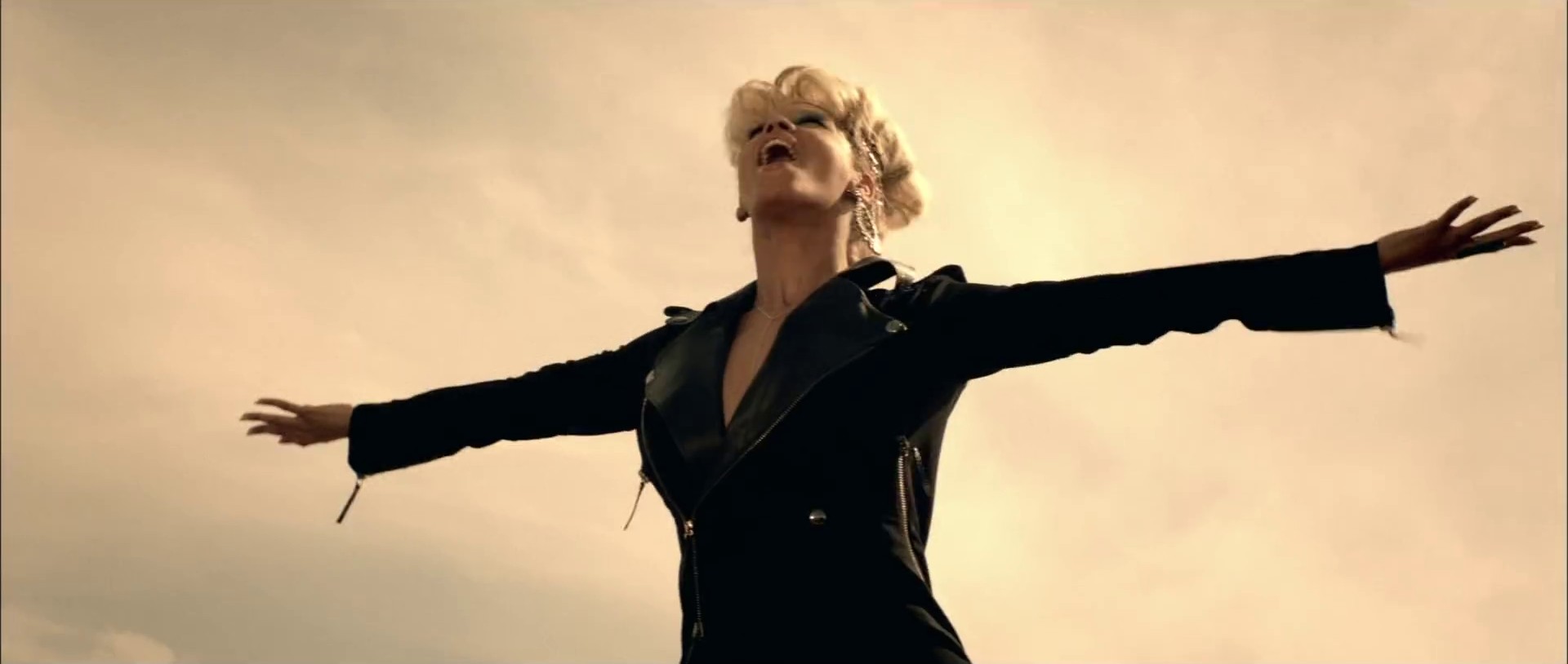 Run The World (Girls) (2011) —  shot,  lighting