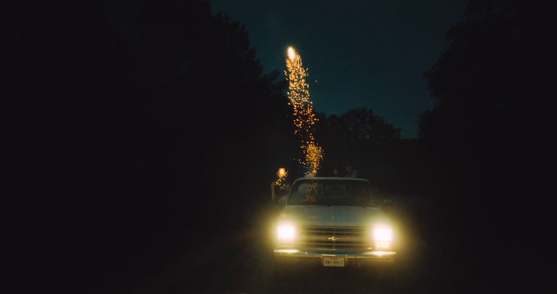 Left Hand Free (2014) —  shot,  lighting