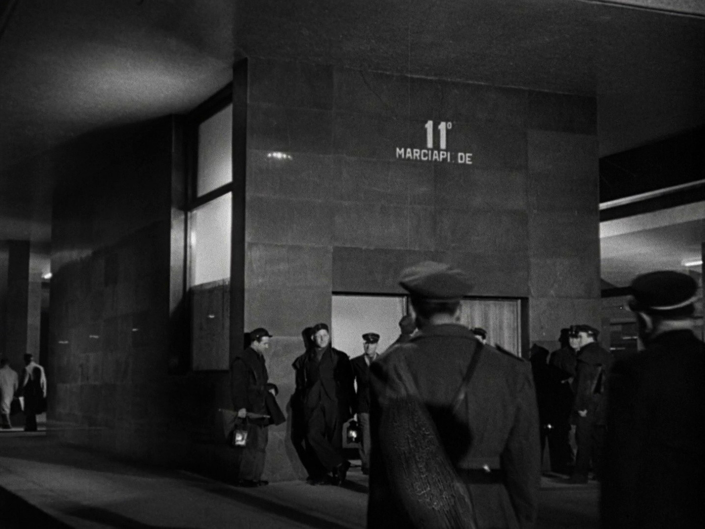 Terminal Station (1954) —  shot,  lighting