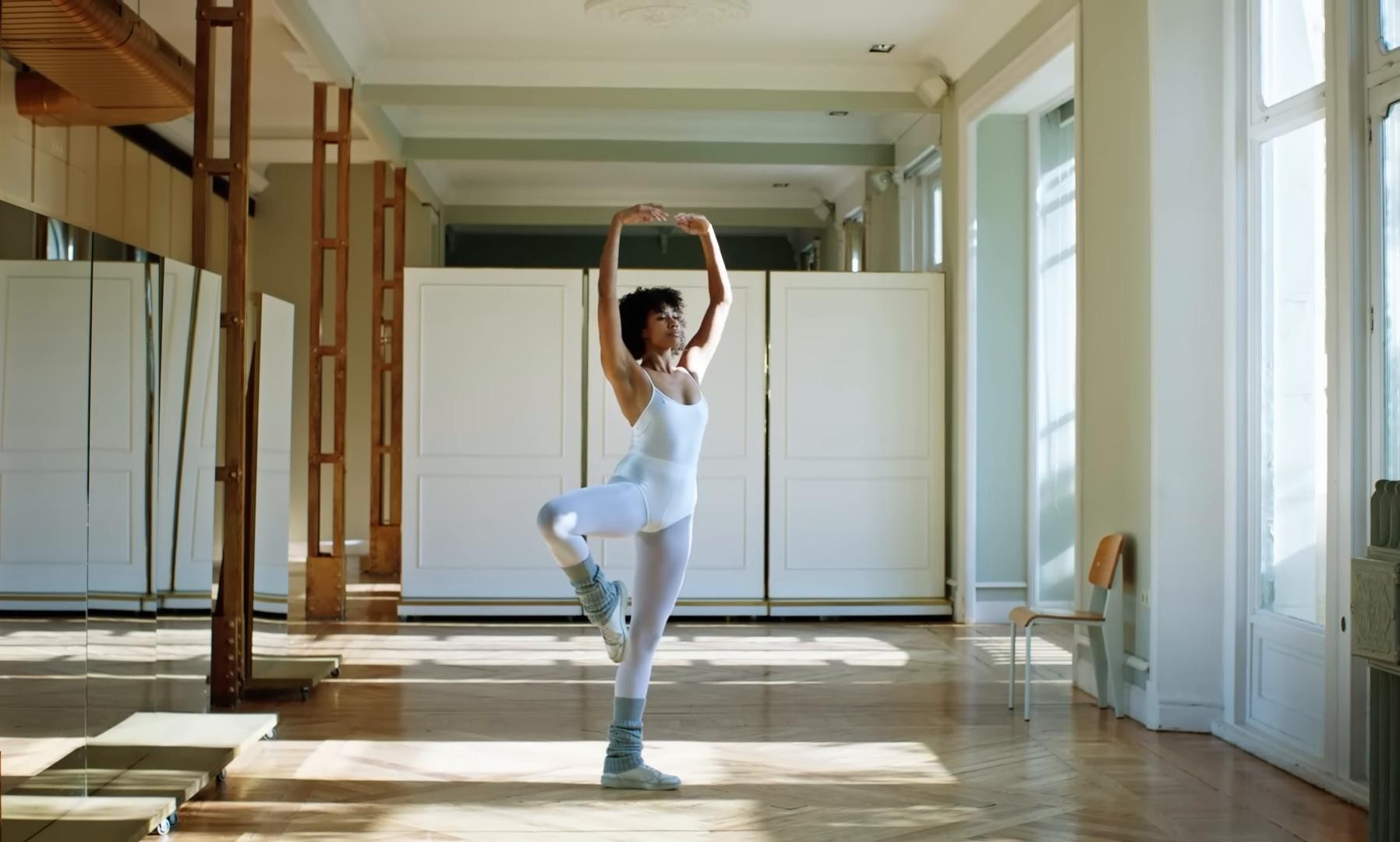 tiene que ser más fácil (2025) —  shot,  lighting