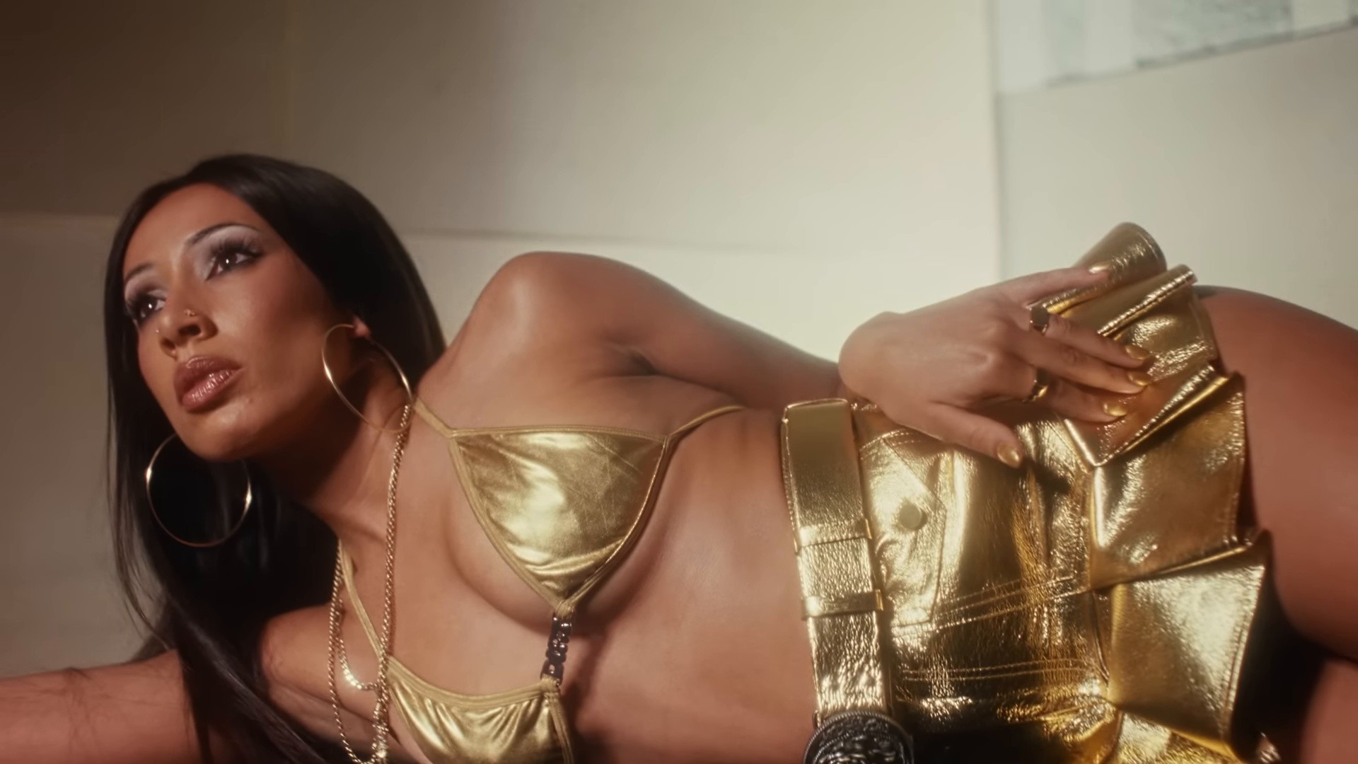 I HEART YOU (2025) —  shot,  lighting