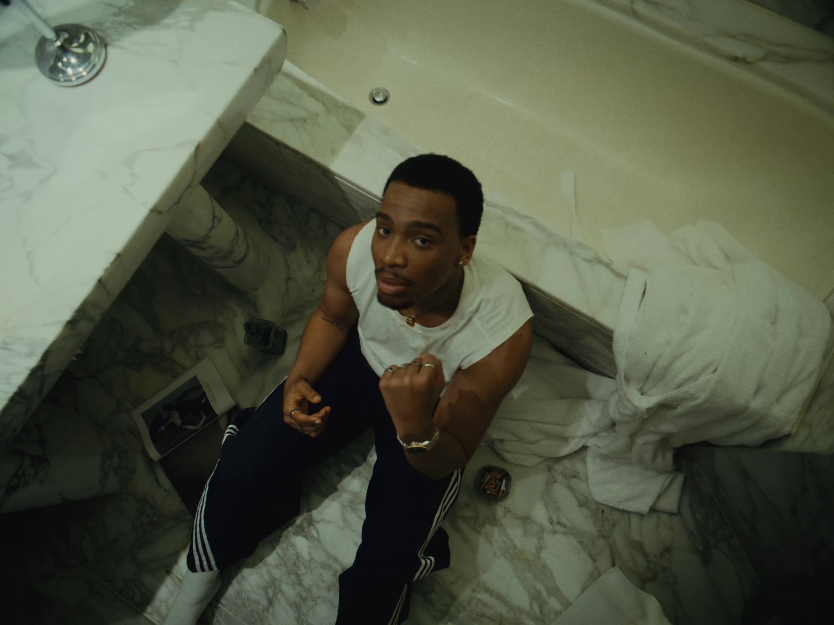 JEUNE SALAUD (2024) —  shot,  lighting