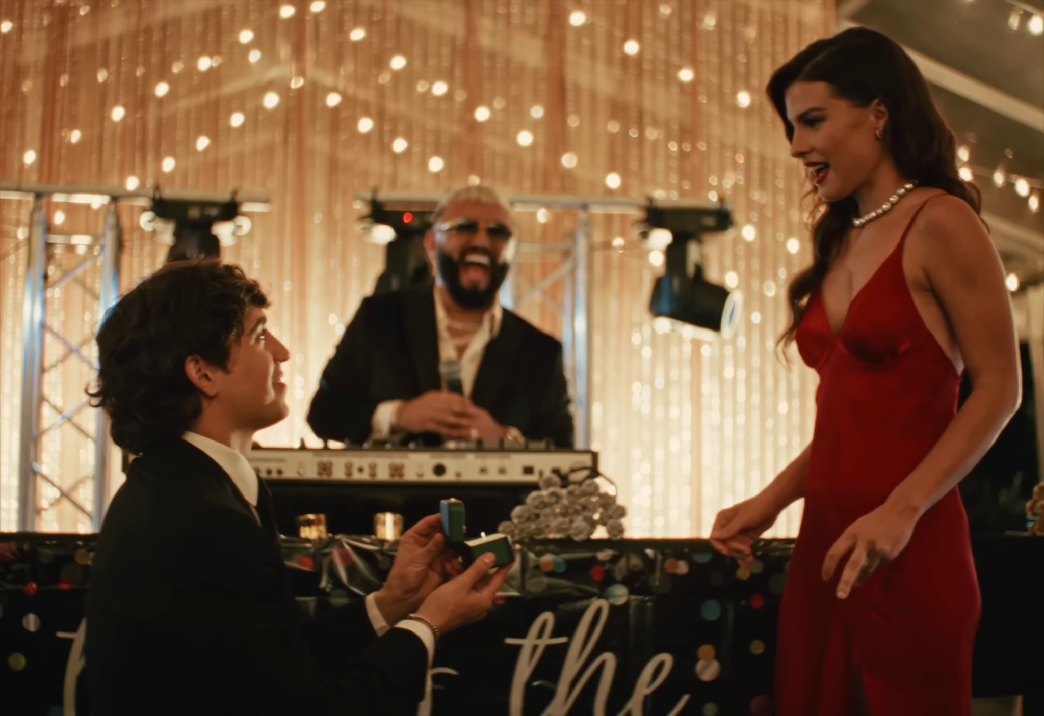 NO ME QUIERO CASAR (2023) —  shot,  lighting