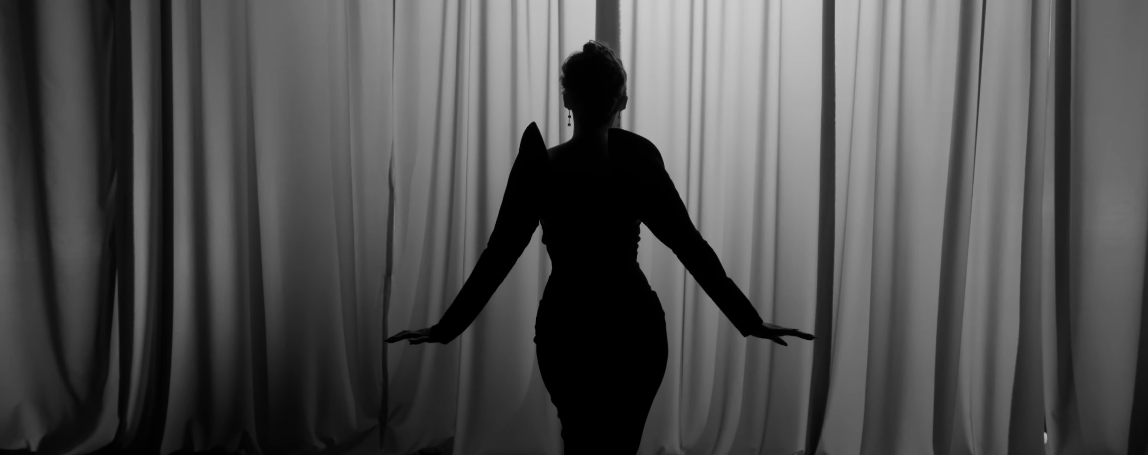 Esa Diva (2025) —  shot,  lighting