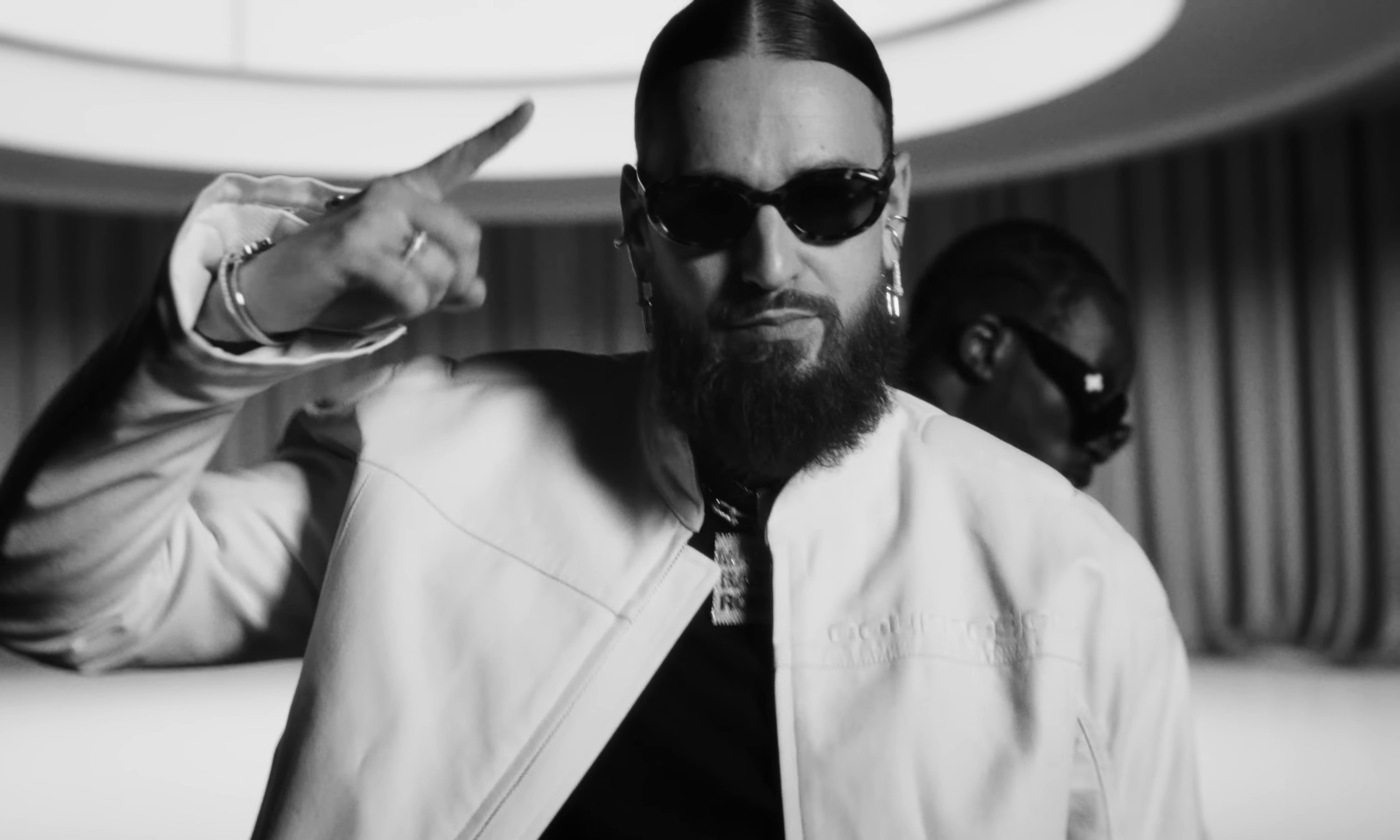 Extendo  (2023) —  shot,  lighting