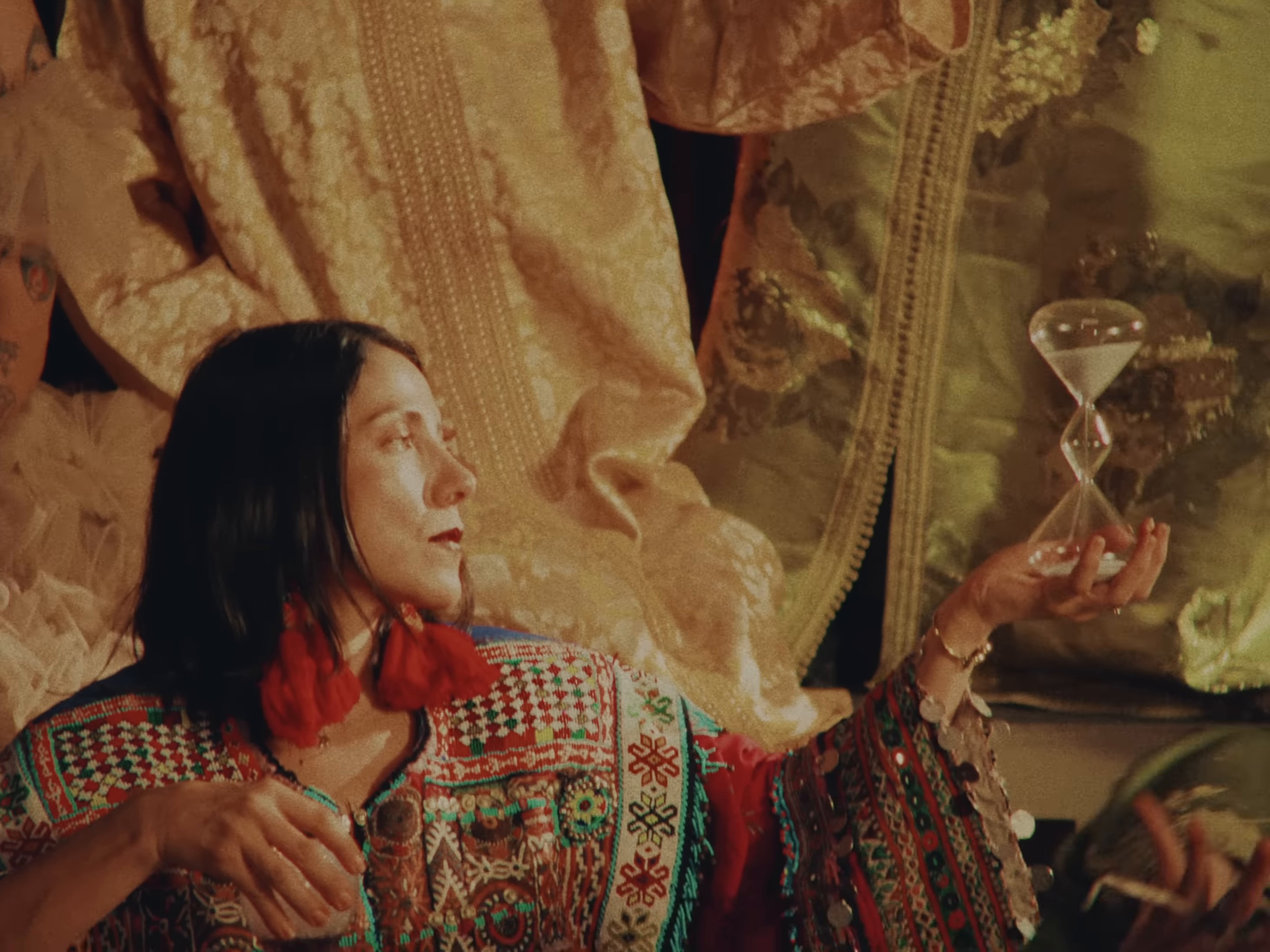 Levítico 20:9 (2024) —  shot,  lighting