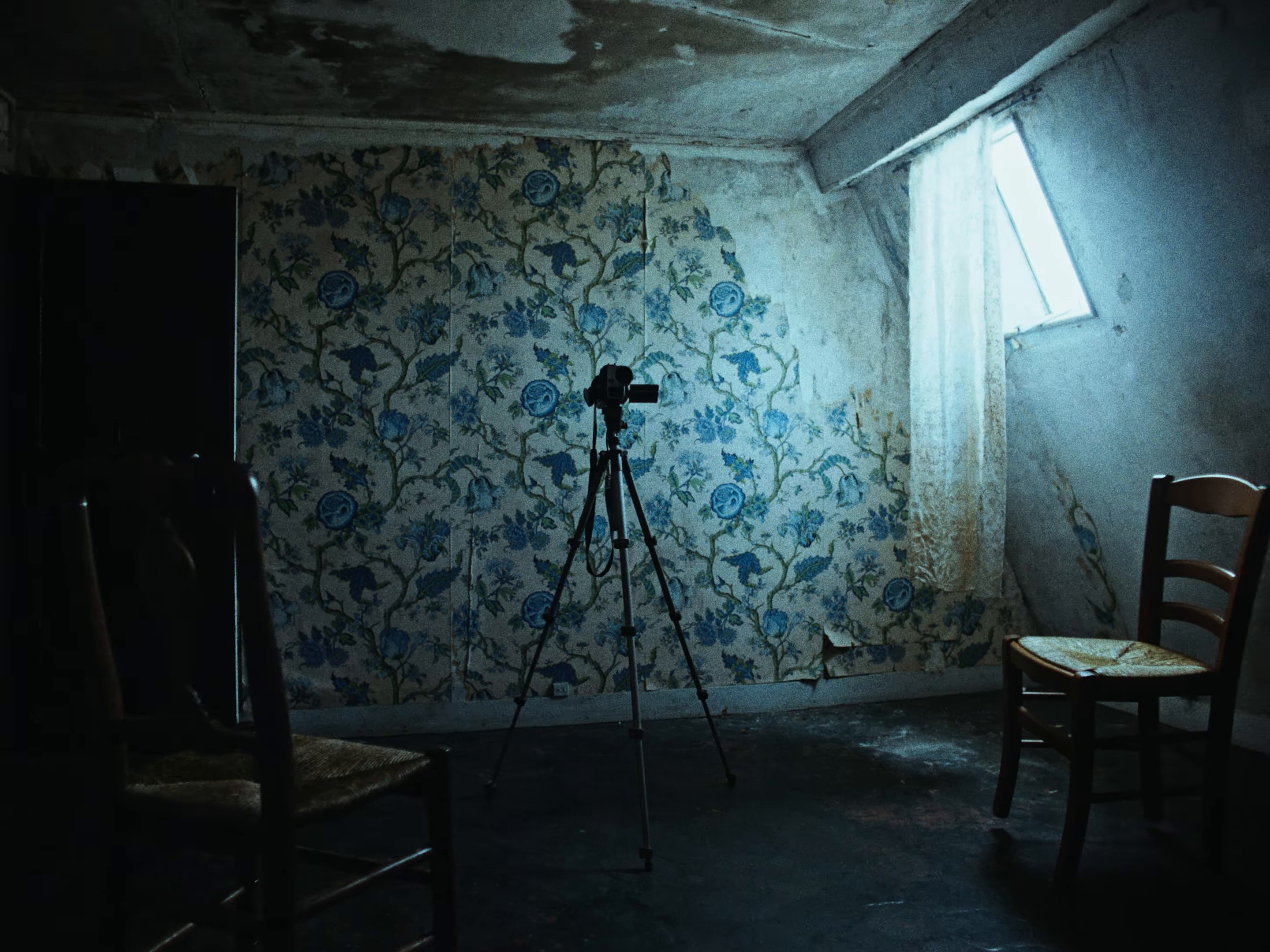 Spirit are you here ? (2025) —  shot,  lighting