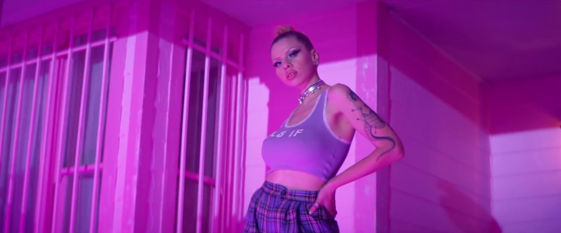 7 rings (2019) —  shot,  lighting