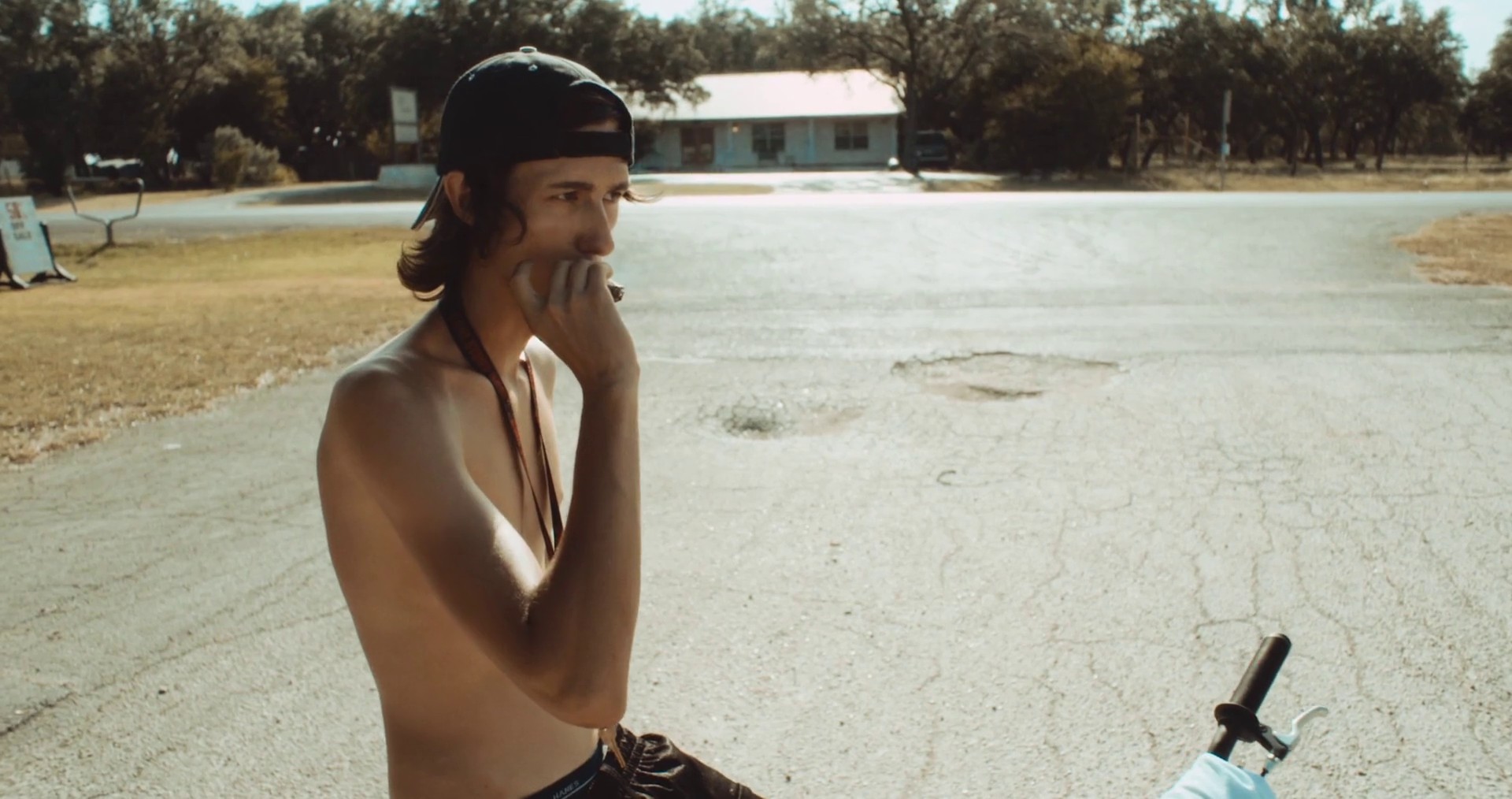 Left Hand Free (2014) —  shot,  lighting