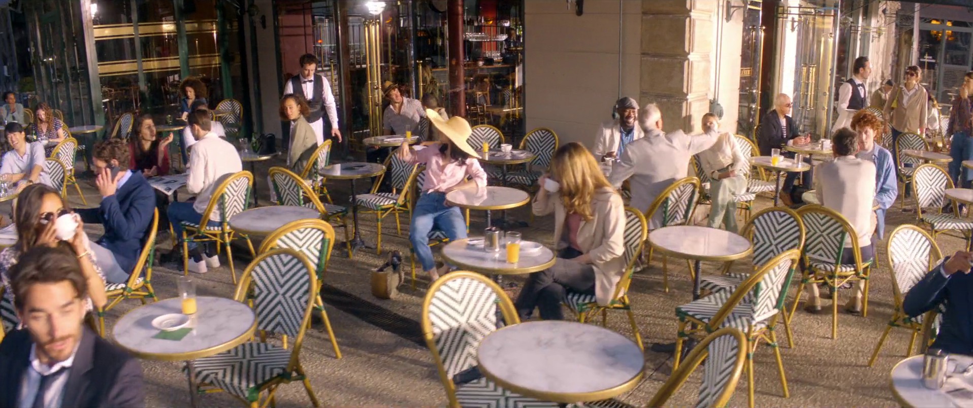 PERRIER VU EN TERRASSE (FRANCE - 2024) (2024) —  shot,  lighting