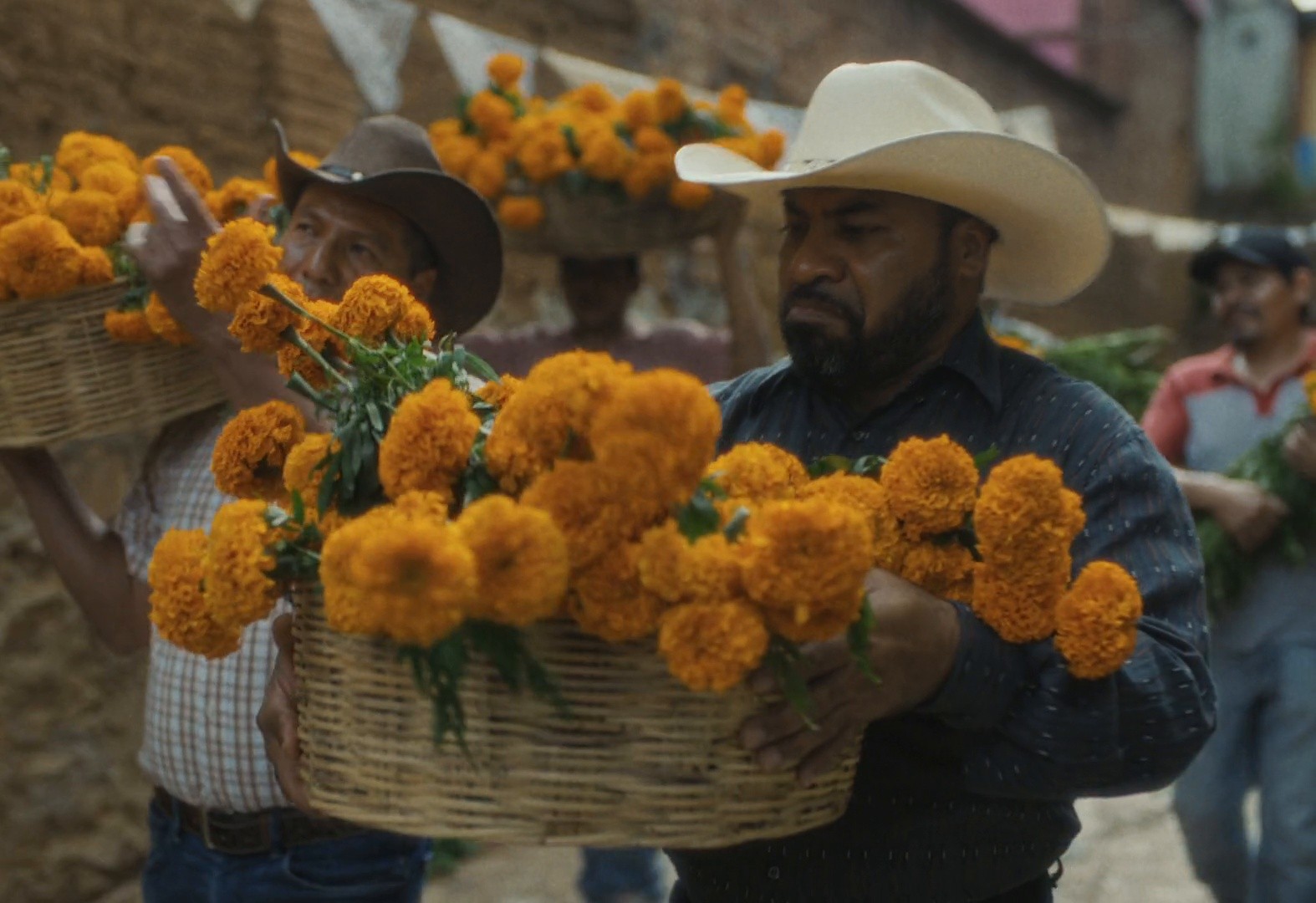 RECUÉRDAME VIVIENDO | CERVEZA VICTORIA | FERNANDO CATTORI (2024) —  shot,  lighting