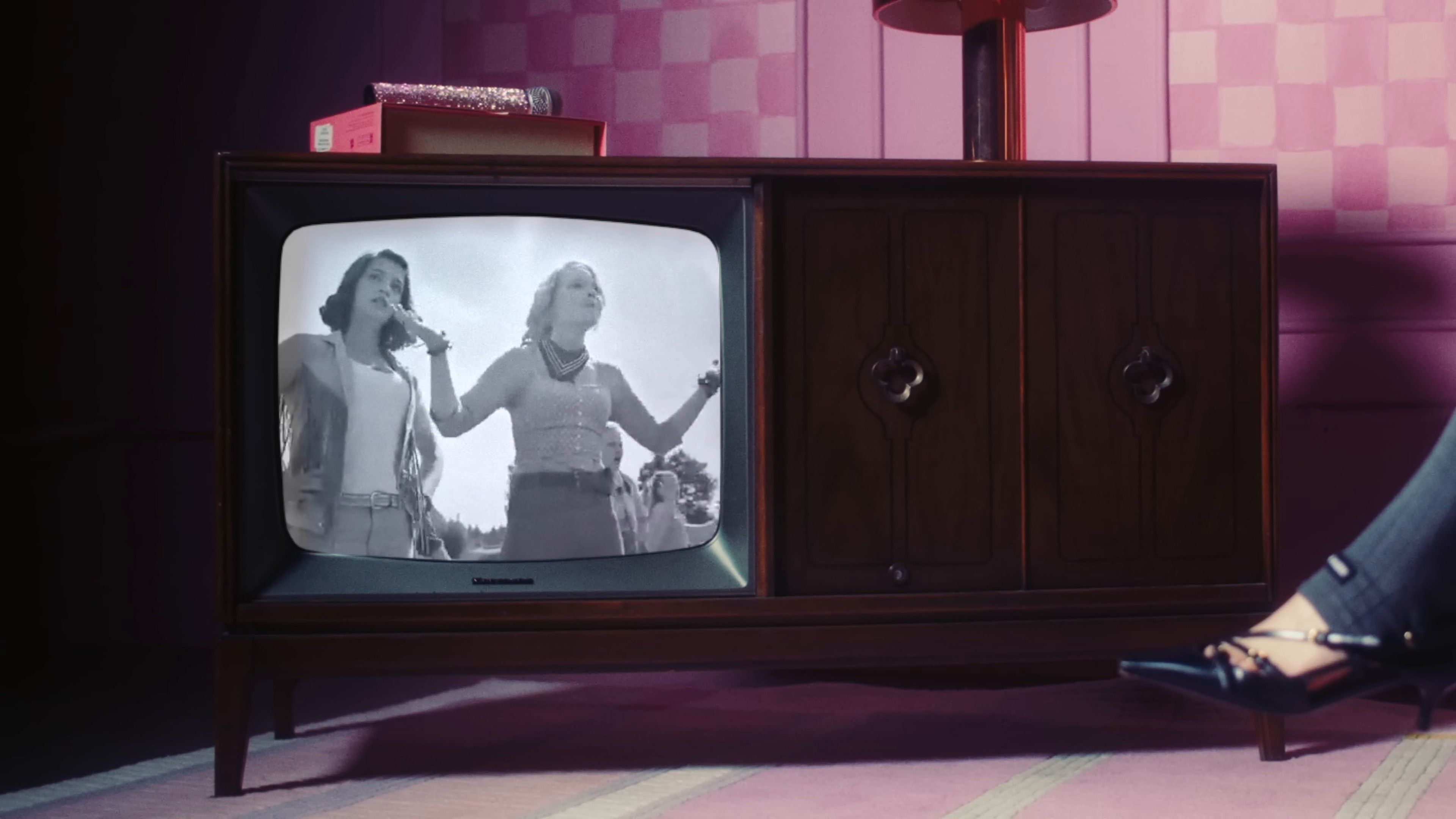 Sie weiß (Betty Draper) (2025) —  shot,  lighting