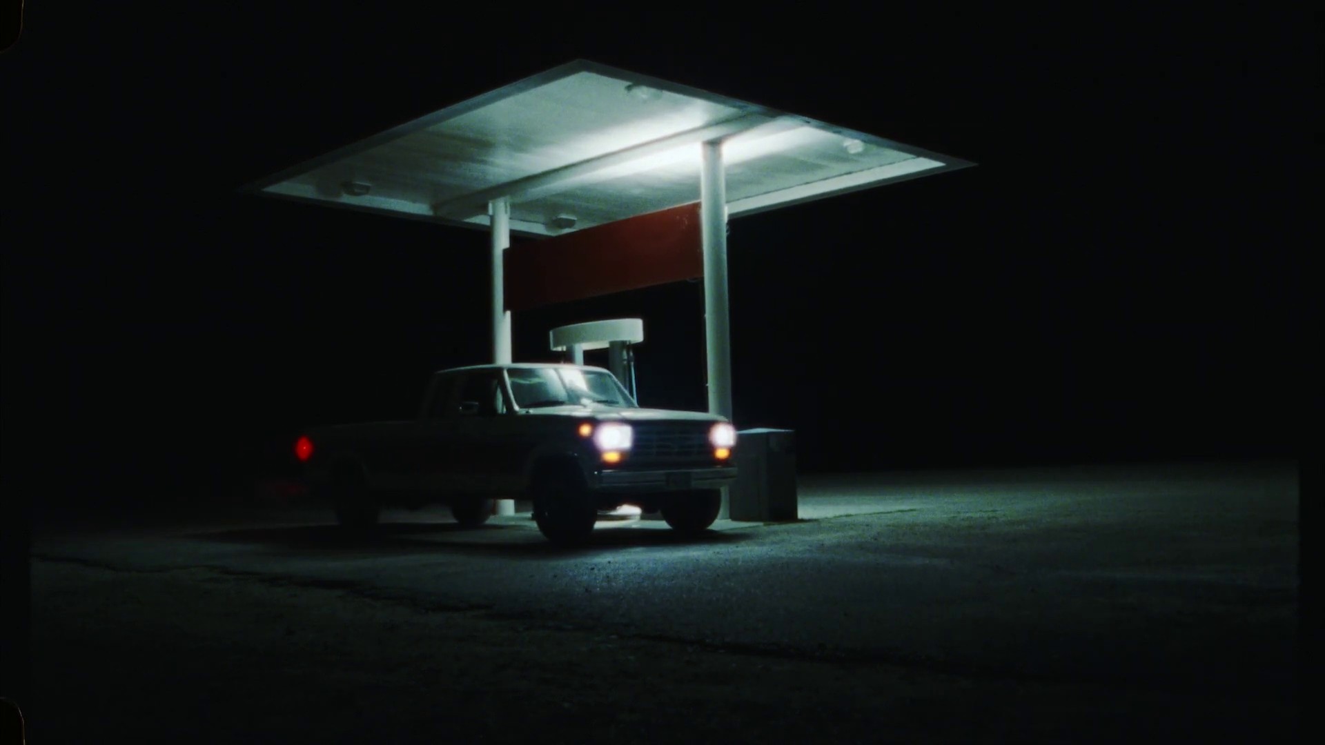 Event Horizon  (2019) —  shot,  lighting