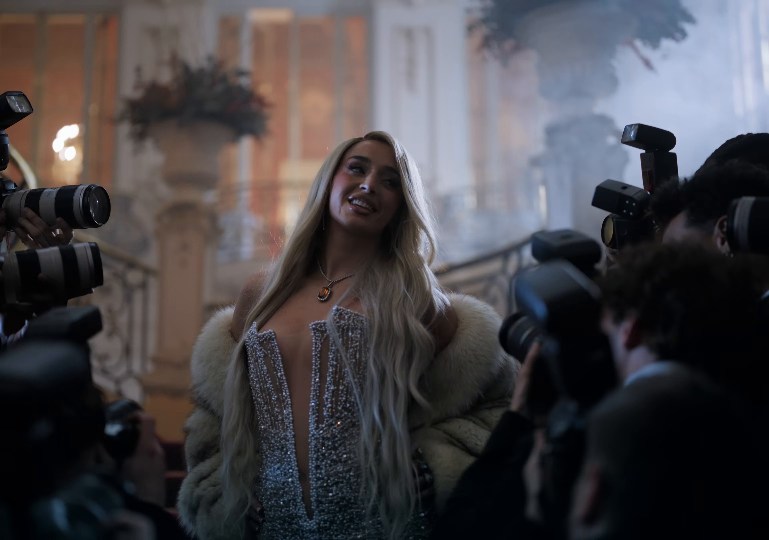 LA REINA (REMIX) (2025) —  shot,  lighting