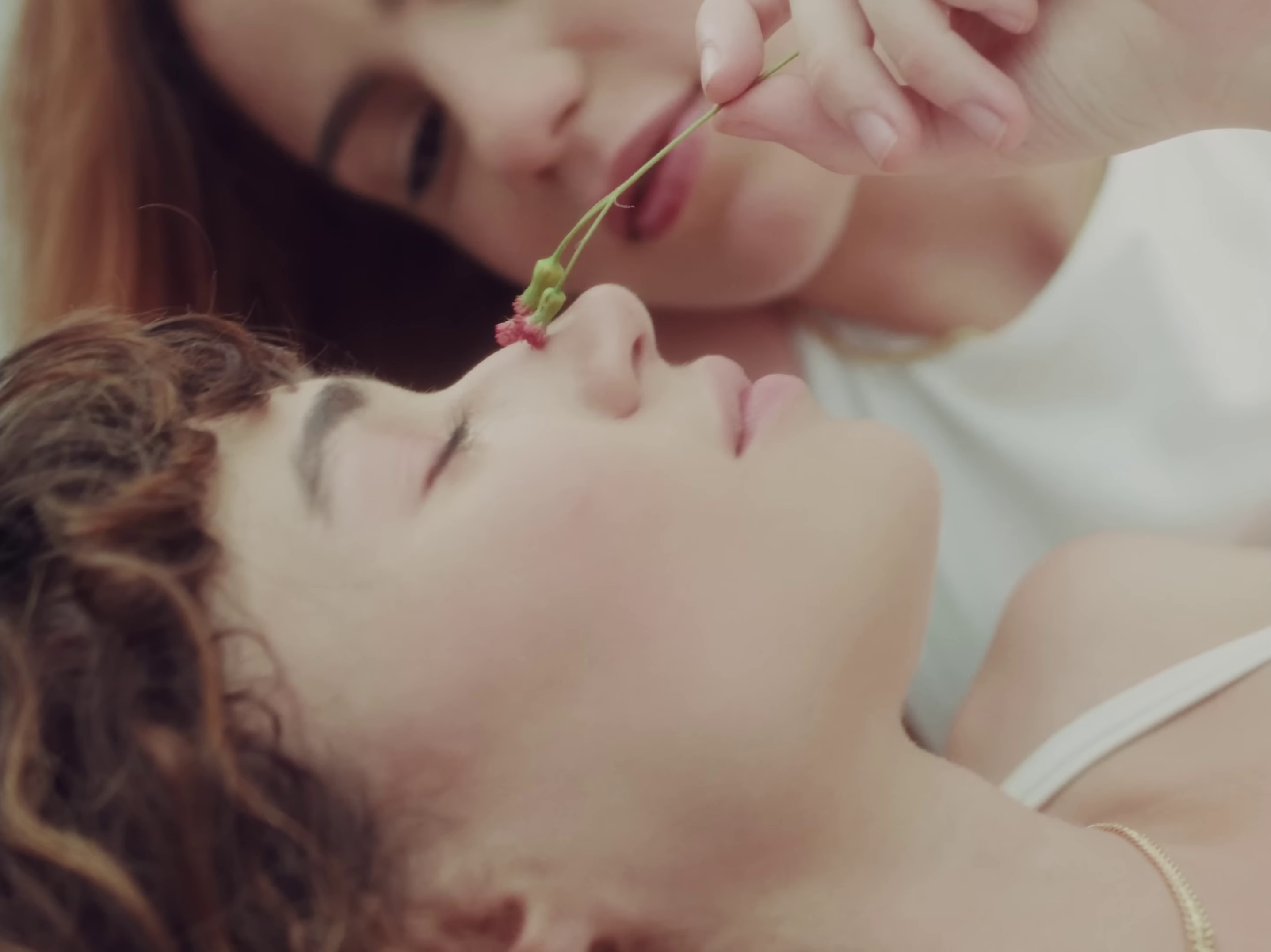 Menta com chá (2023) —  shot,  lighting