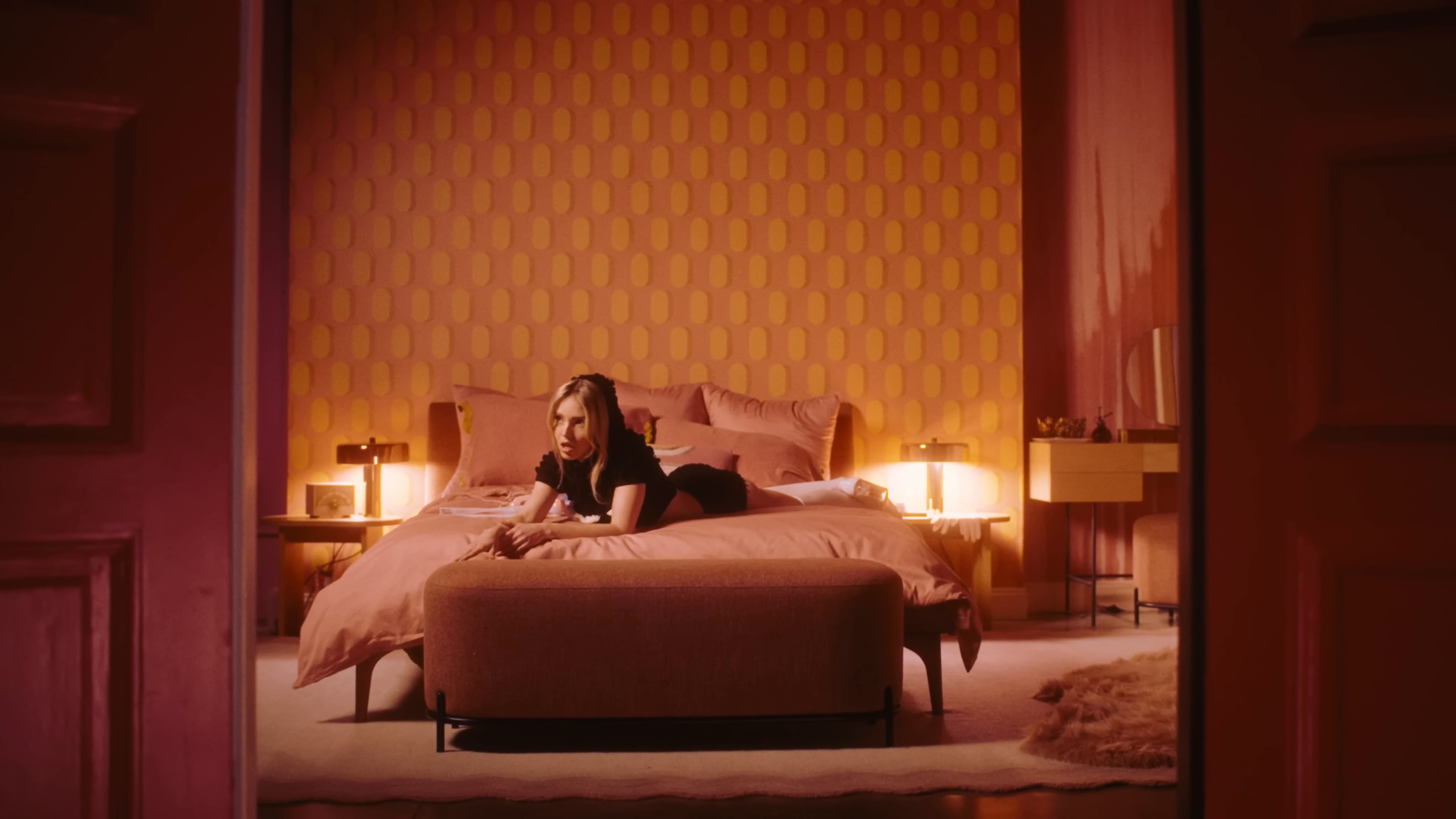 Sie weiß (Betty Draper) (2025) —  shot,  lighting