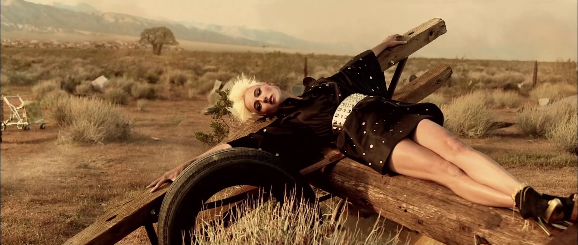 Run The World (Girls) (2011) —  shot,  lighting