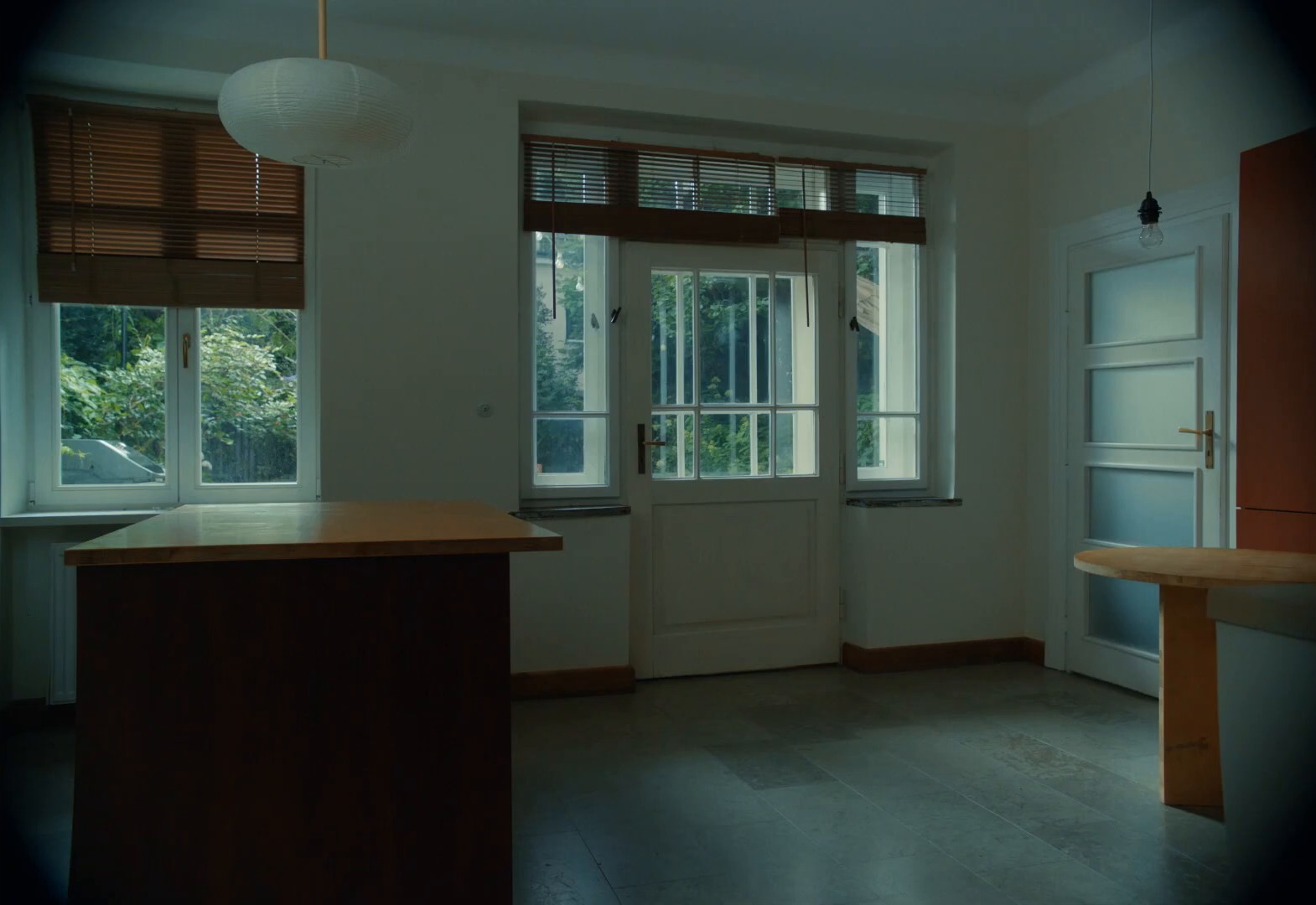 Dom musi mieć przestrzeń dla zrozumienia (2024) —  shot,  lighting