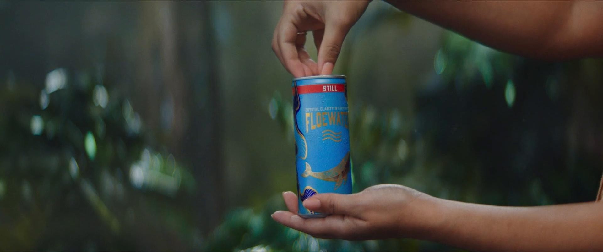 Eva Mendes schittert in wereldwijde lanceringscampagne voor FloeWater (2024) —  shot,  lighting