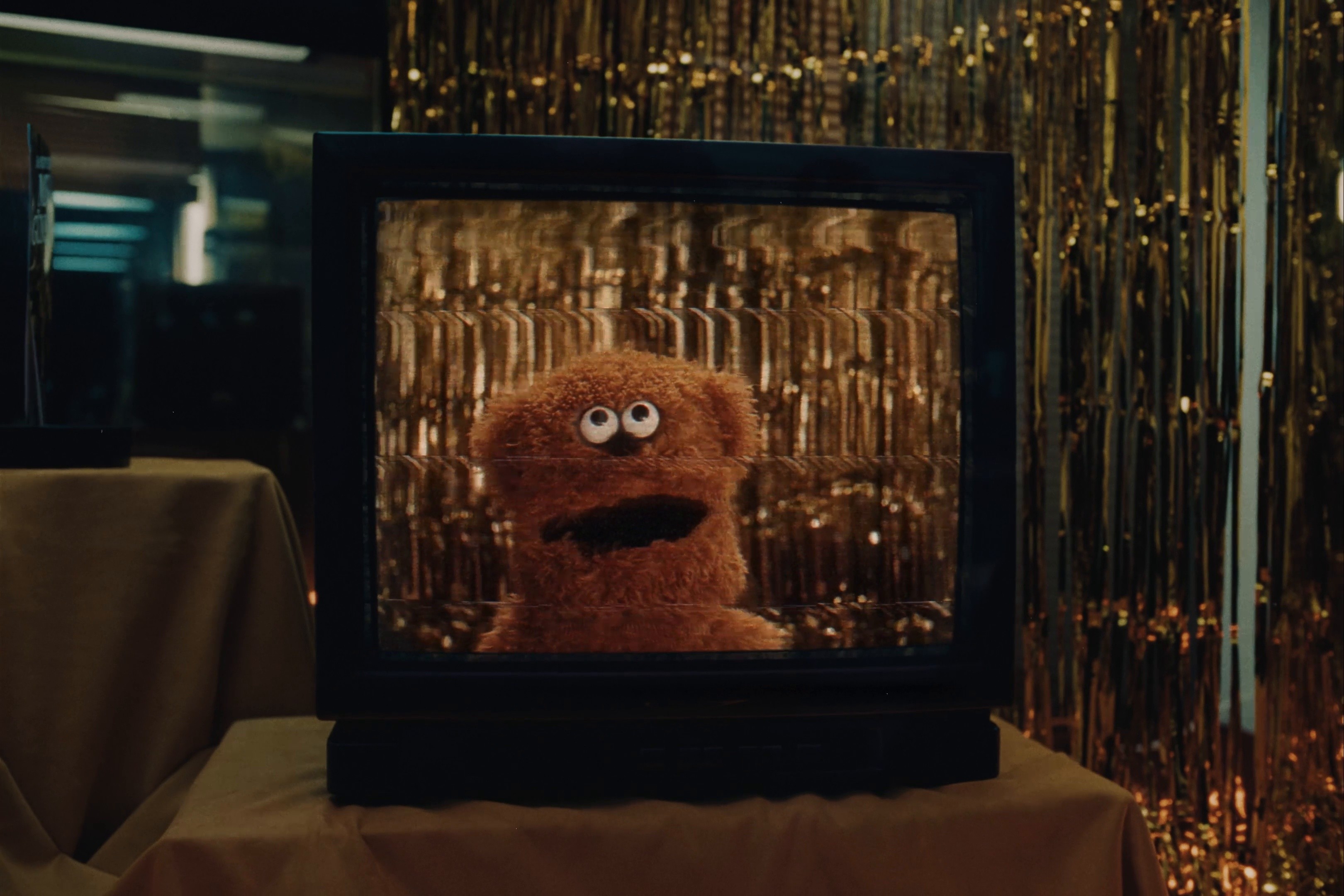 o2 - Moneyphone (2025) —  shot,  lighting