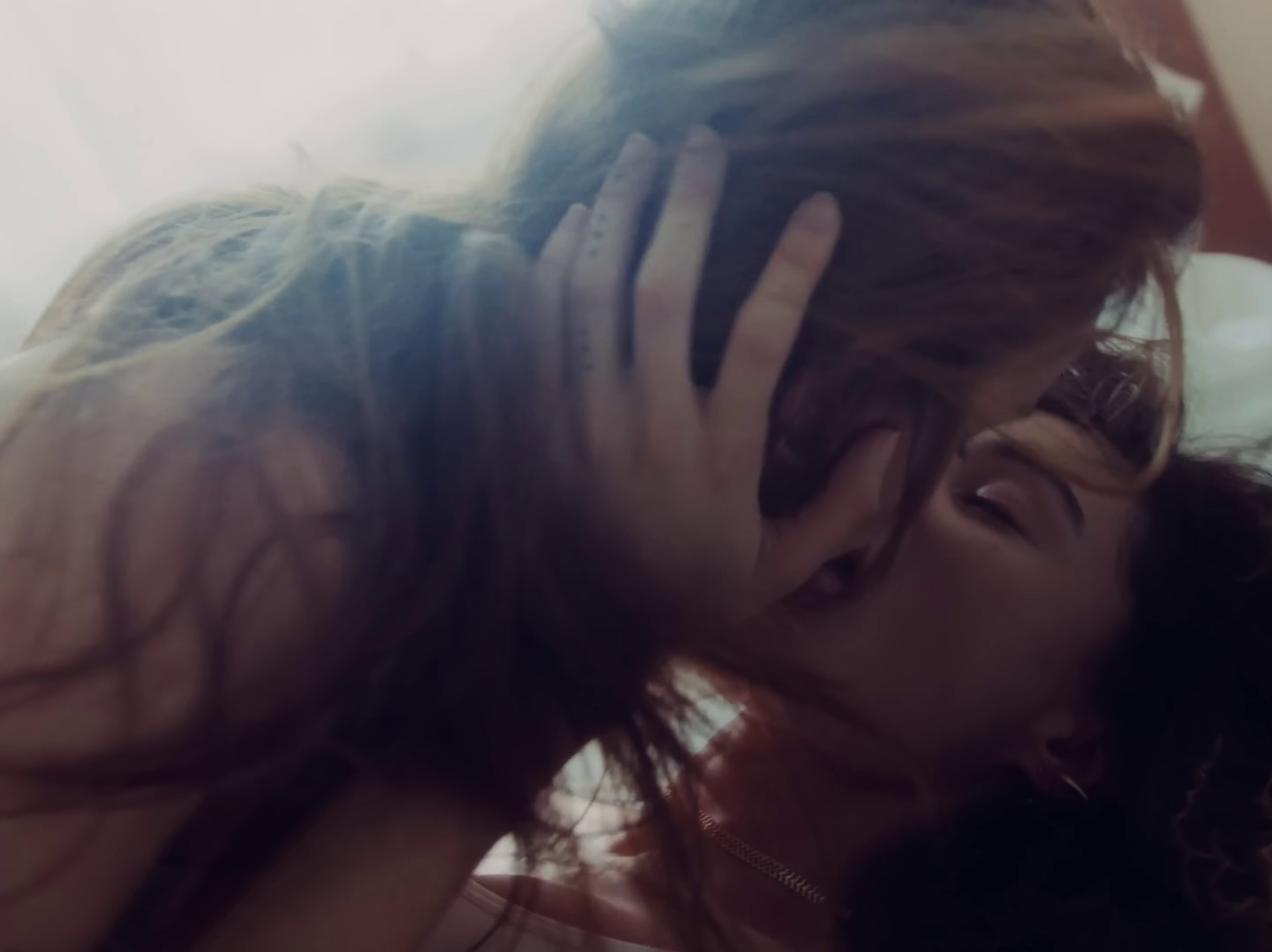 Menta com chá (2023) —  shot,  lighting