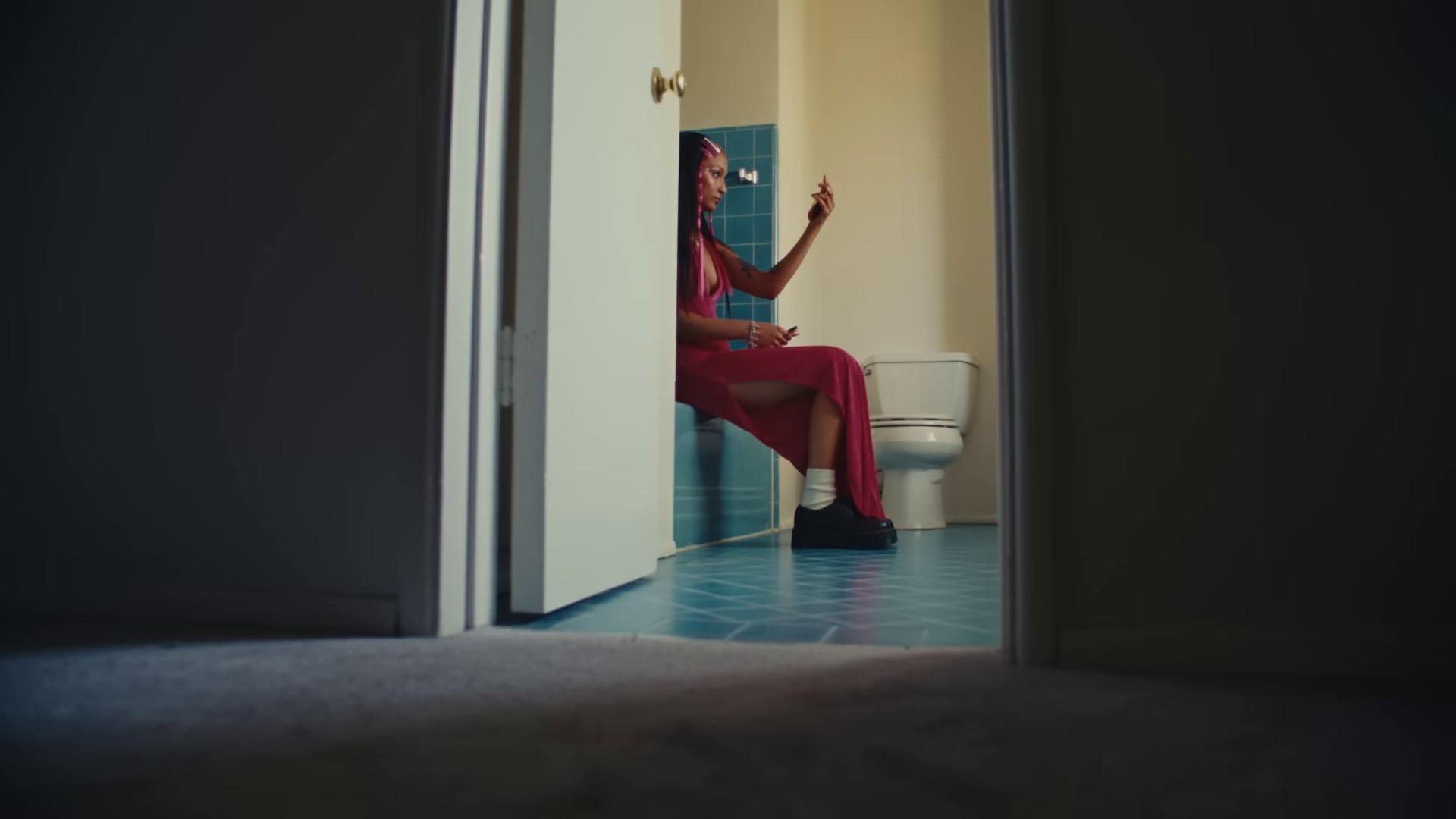 girl ur so pretty (2022) —  shot,  lighting