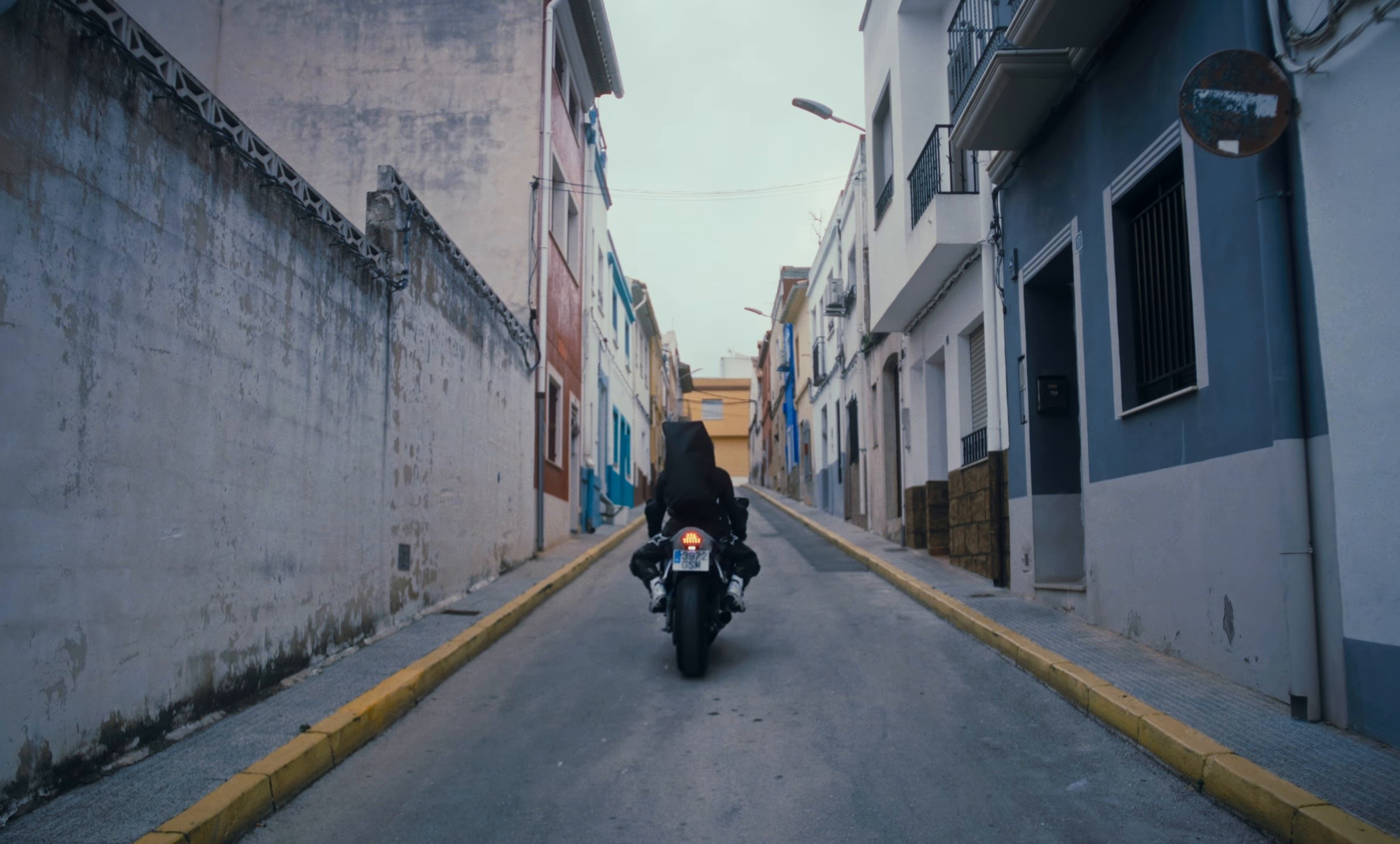 PATRONA  (2025) —  shot,  lighting