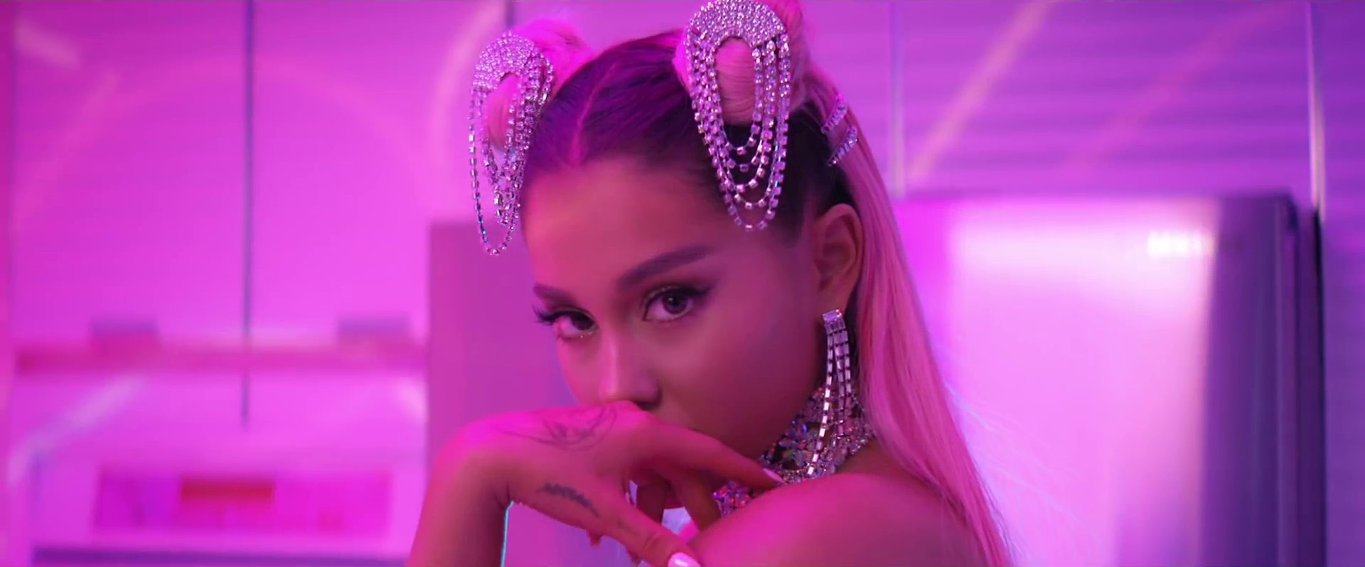 7 rings (2019) —  shot,  lighting