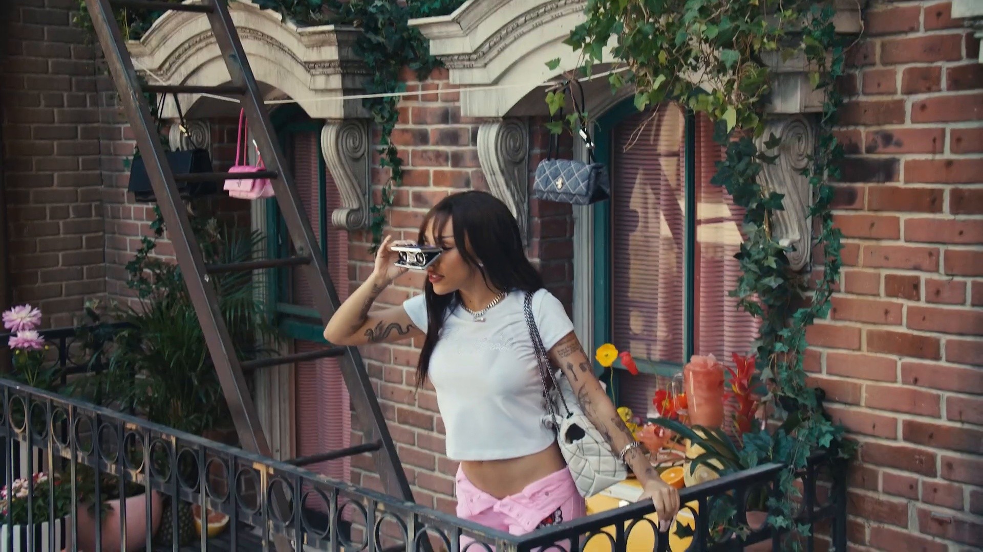 MARC JACOBS PRE-FALL 2025 (2025) —  shot,  lighting