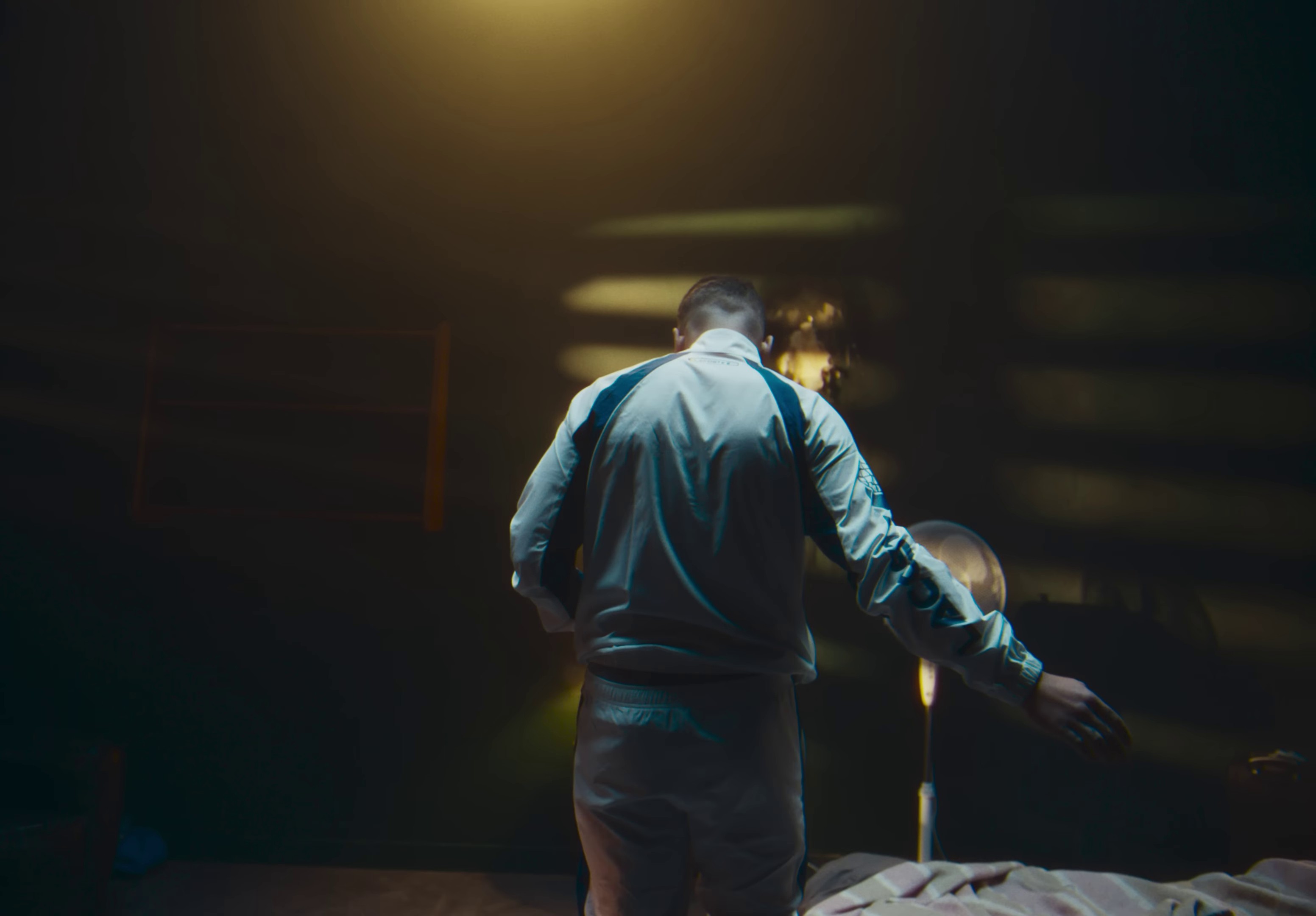 Chambre 140 (2024) —  shot,  lighting