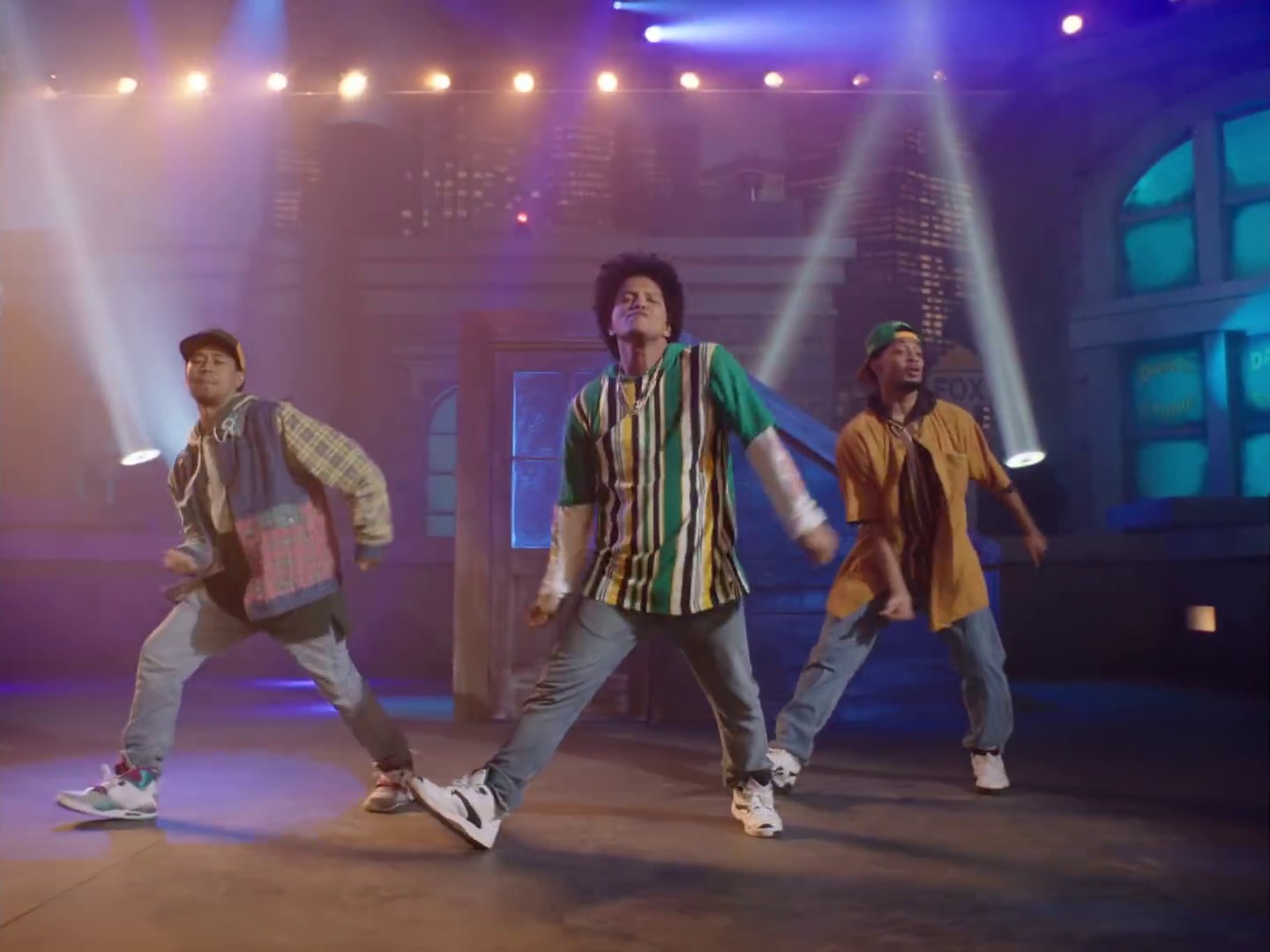 Finesse (remix) (2018) —  shot,  lighting