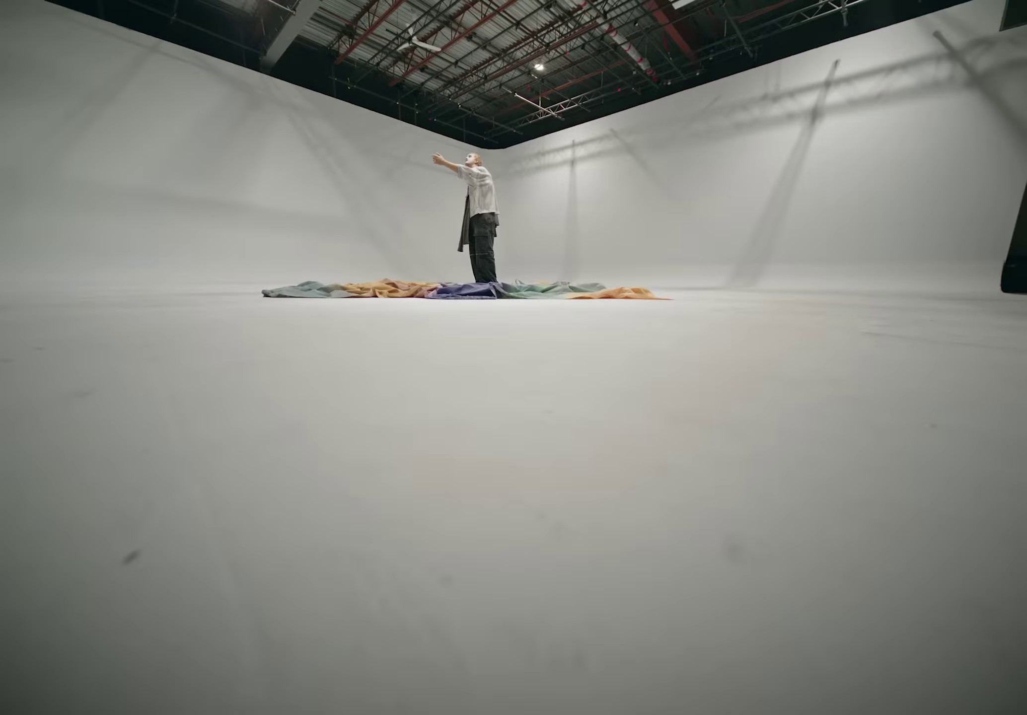 Facile (2023) —  shot,  lighting