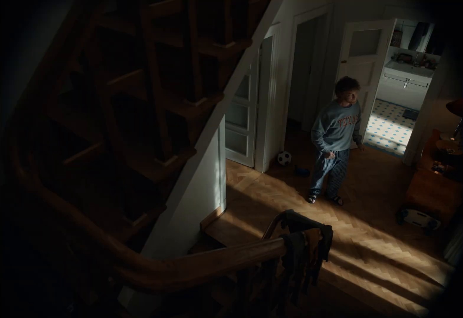 Dom musi mieć przestrzeń dla zrozumienia (2024) —  shot,  lighting