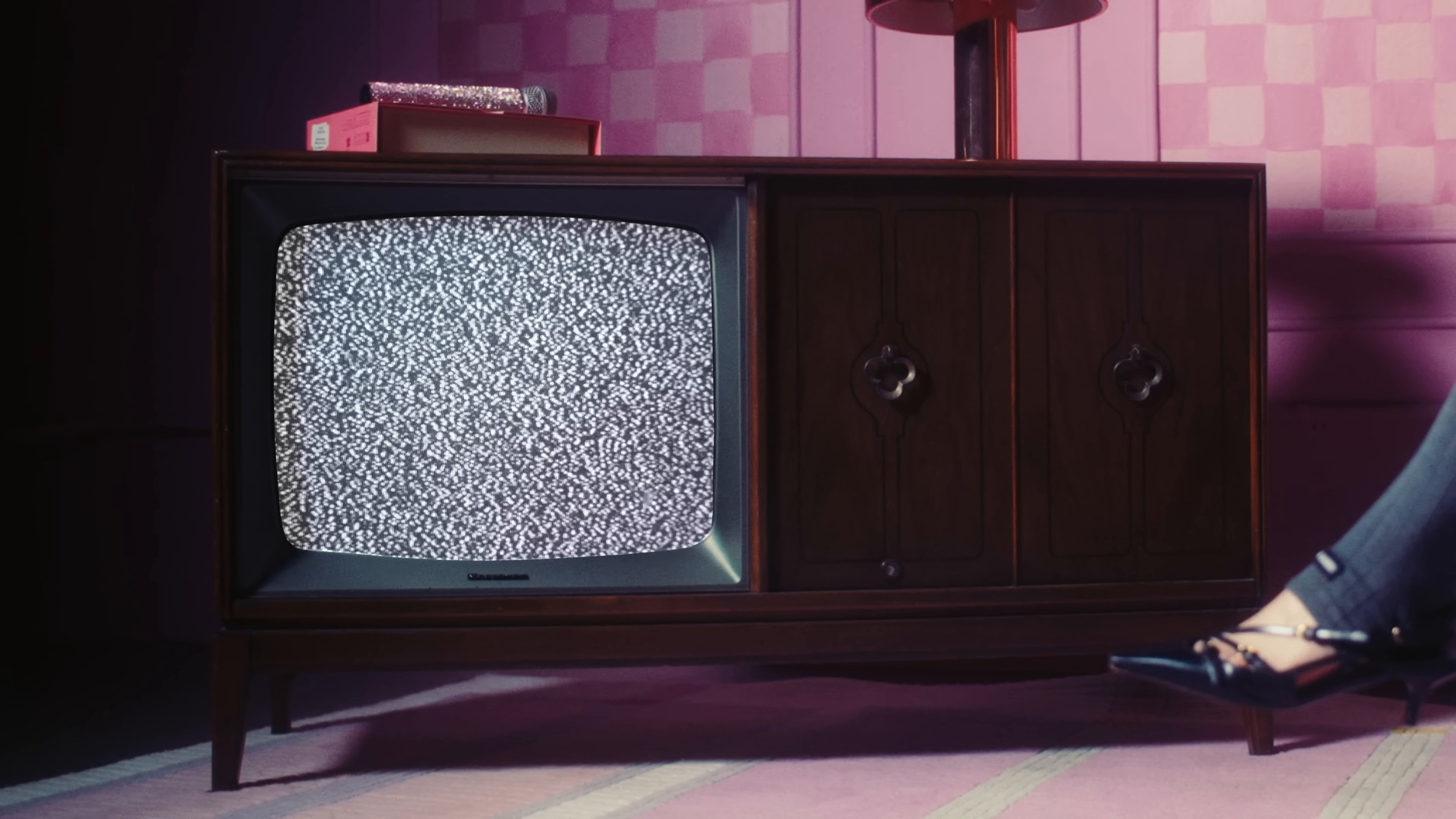 Sie weiß (Betty Draper) (2025) —  shot,  lighting