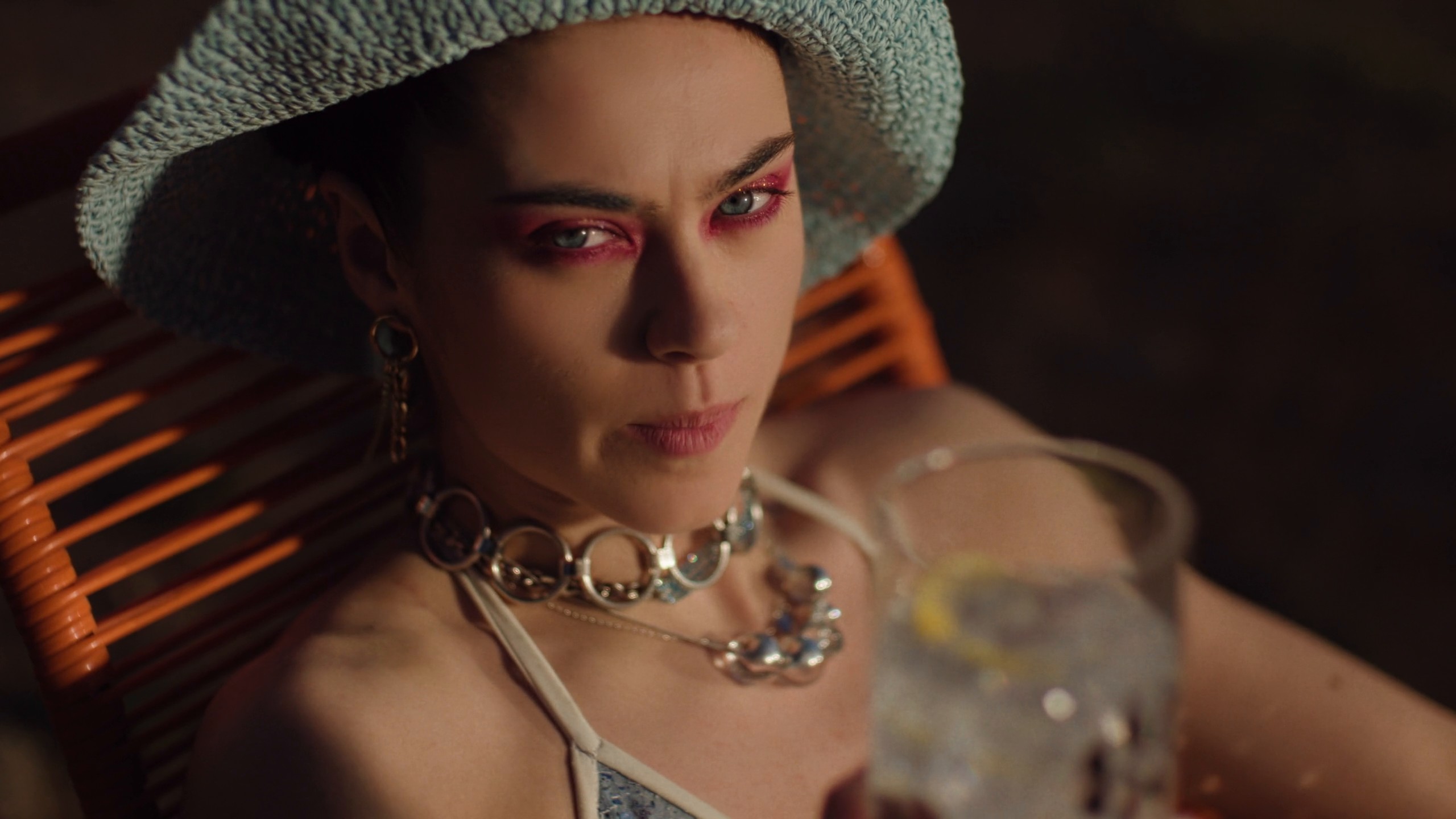 Royal Bliss - Nacimos Tarde (2024) —  shot,  lighting