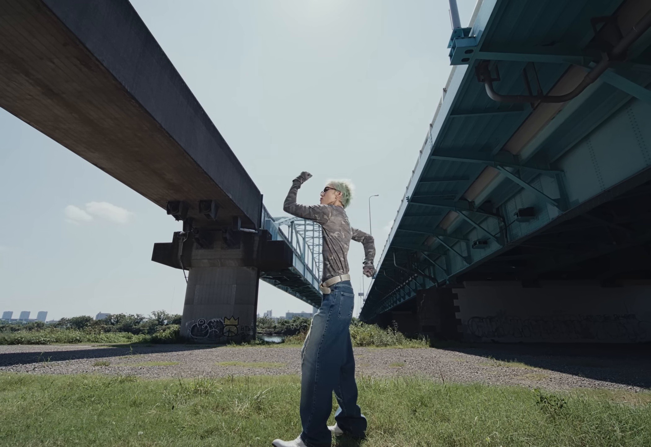 LOVE ME (2025) —  shot,  lighting