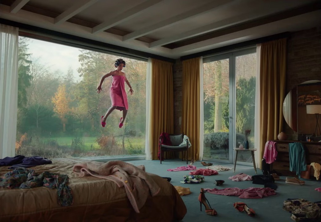 TBWA\Paris pour McDonald's France - "Livraison à Domicile" - Février 2024 (2024) —  shot,  lighting