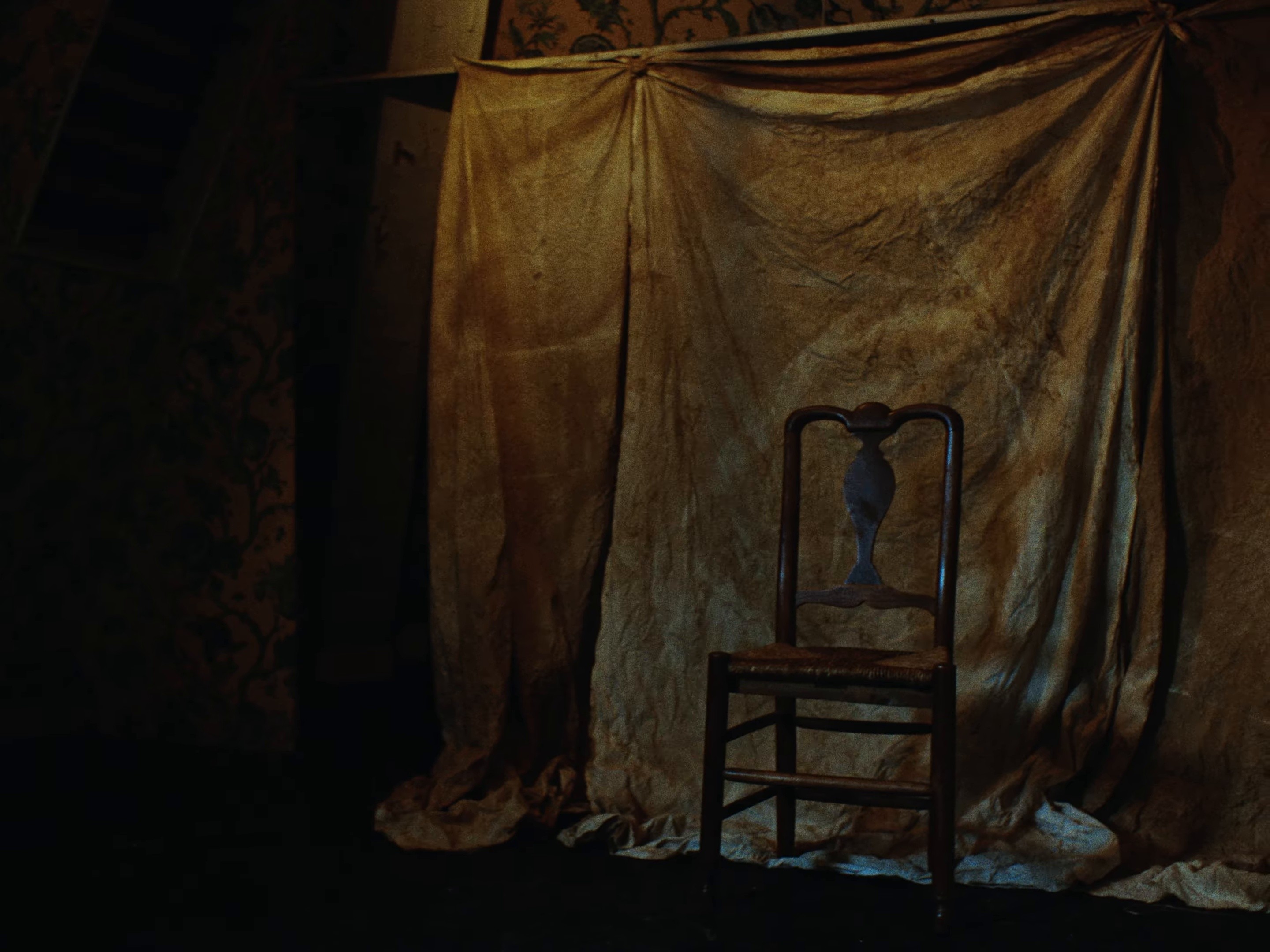 Spirit are you here ? (2025) —  shot,  lighting