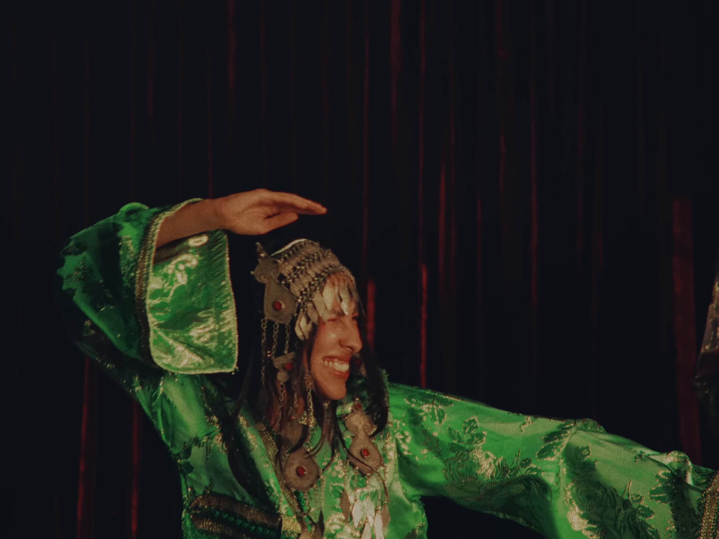 Levítico 20:9 (2024) —  shot,  lighting