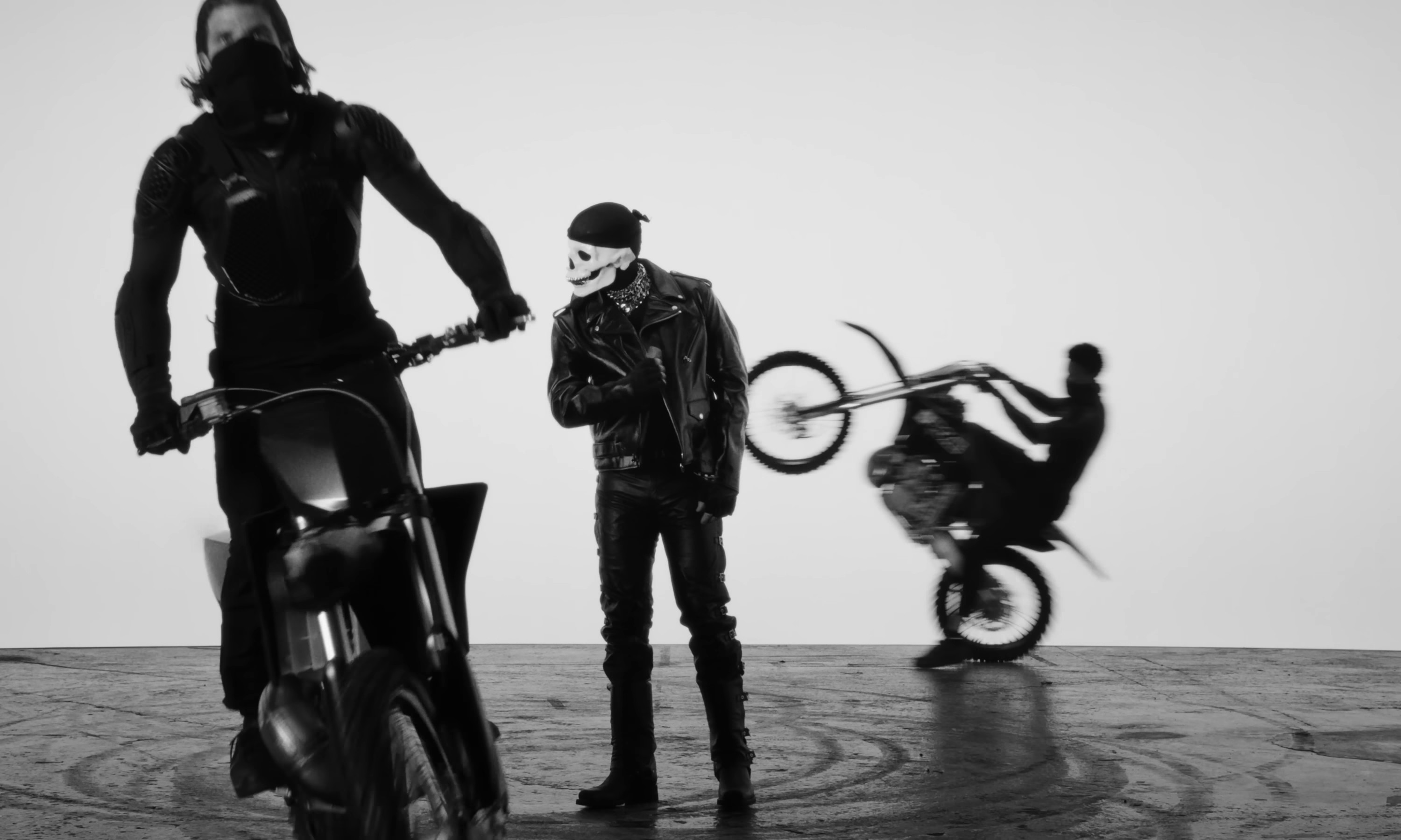 Extendo  (2023) —  shot,  lighting