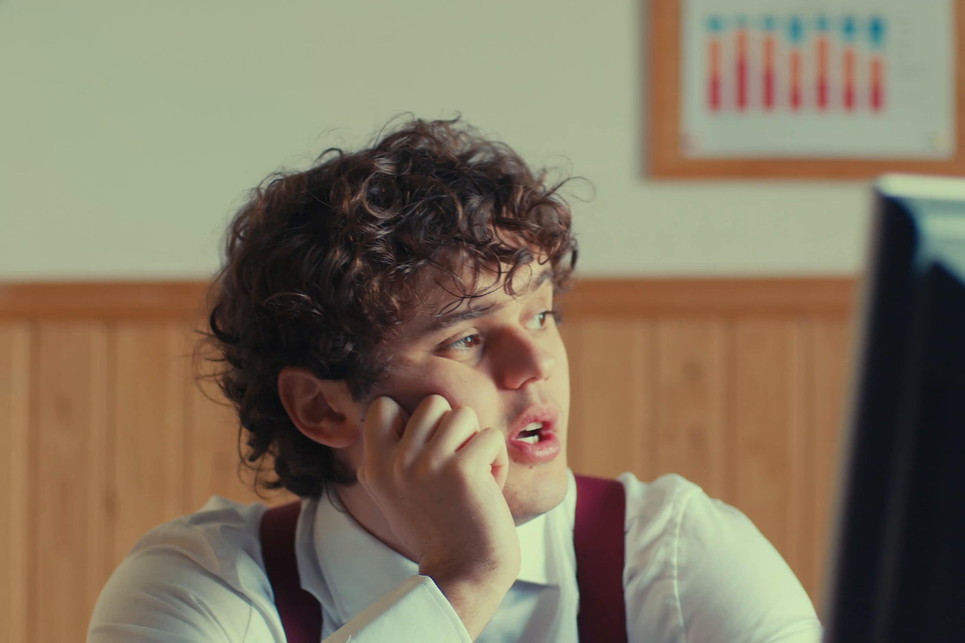 Mòbil, claus i cartera (2025) —  shot,  lighting