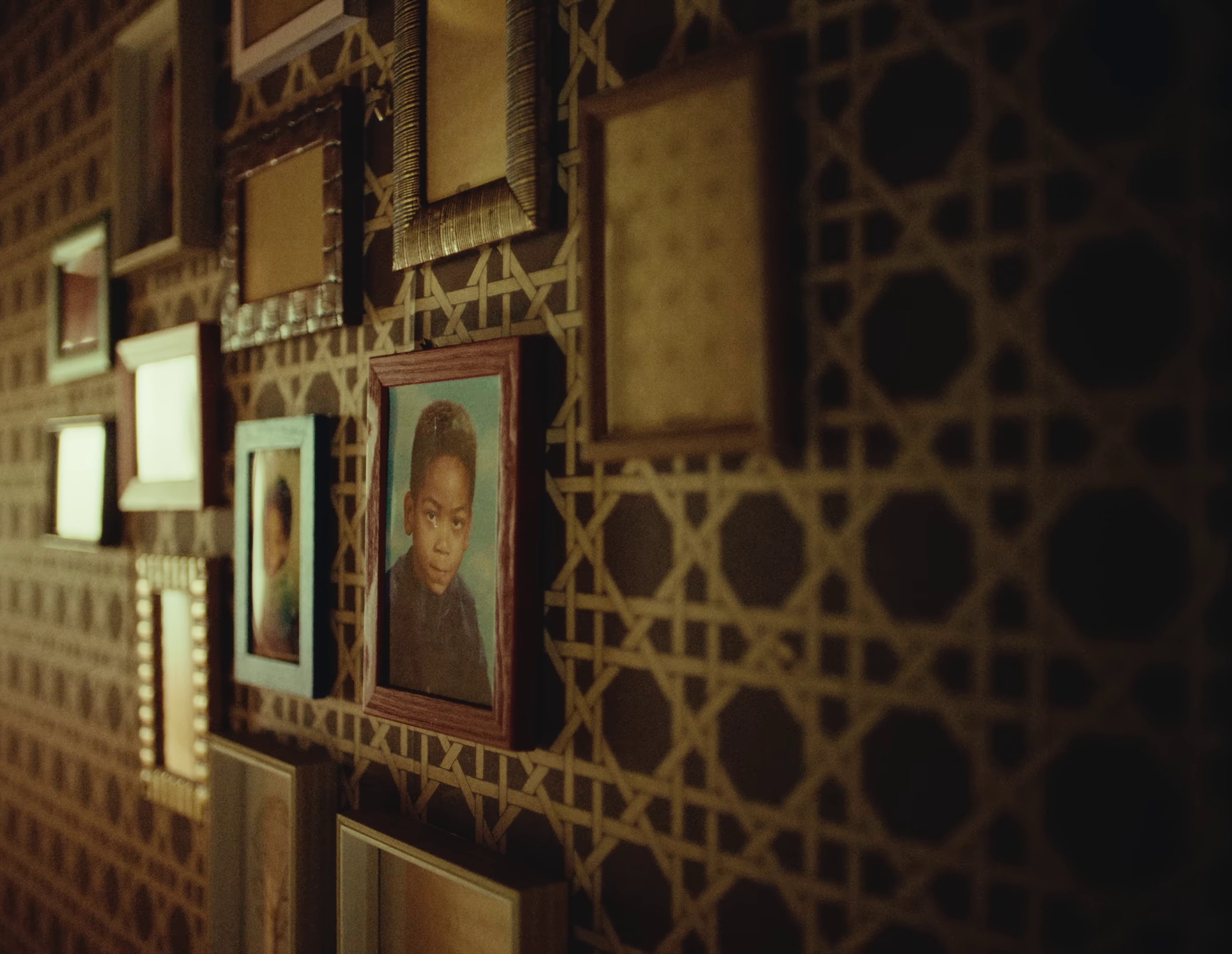 Je reste là (2023) —  shot,  lighting