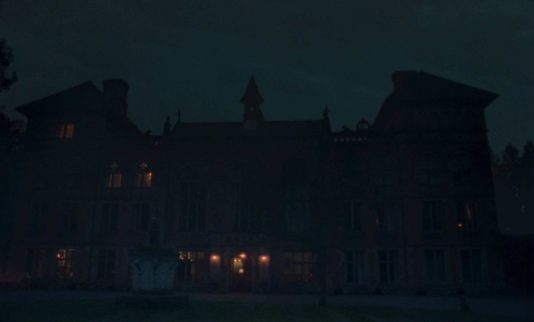 The Eternal Daughter (2022) —  shot,  lighting