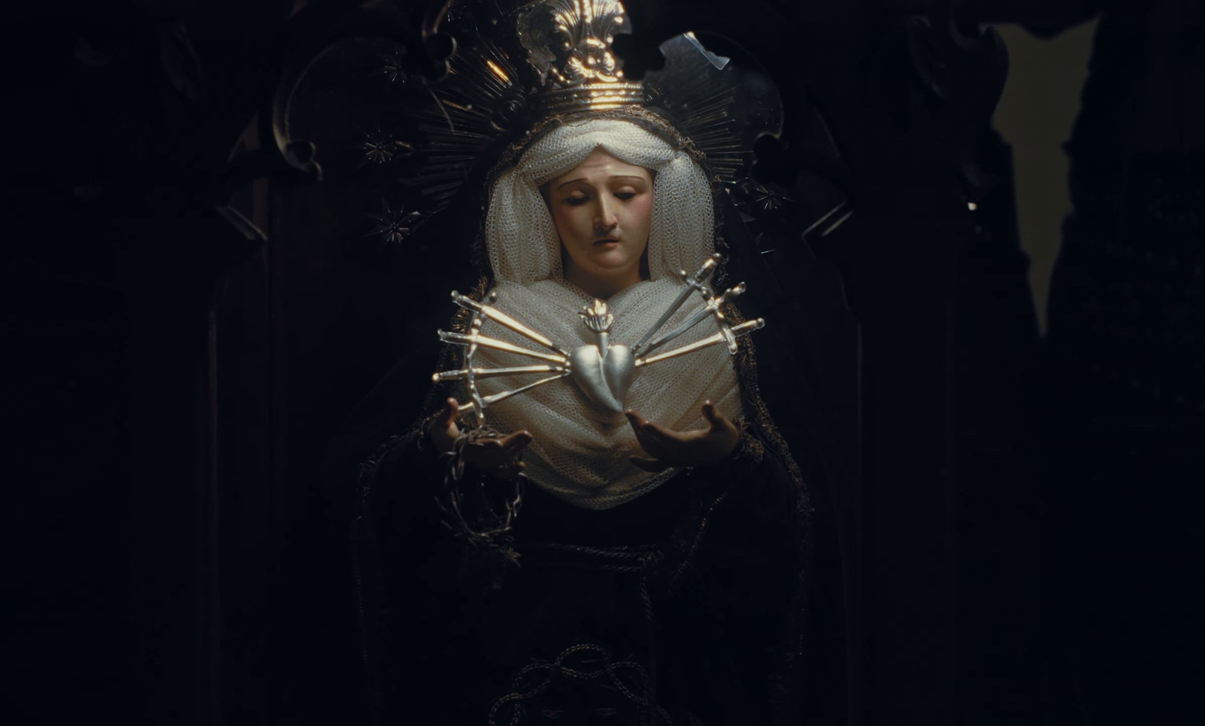 PATRONA  (2025) —  shot,  lighting