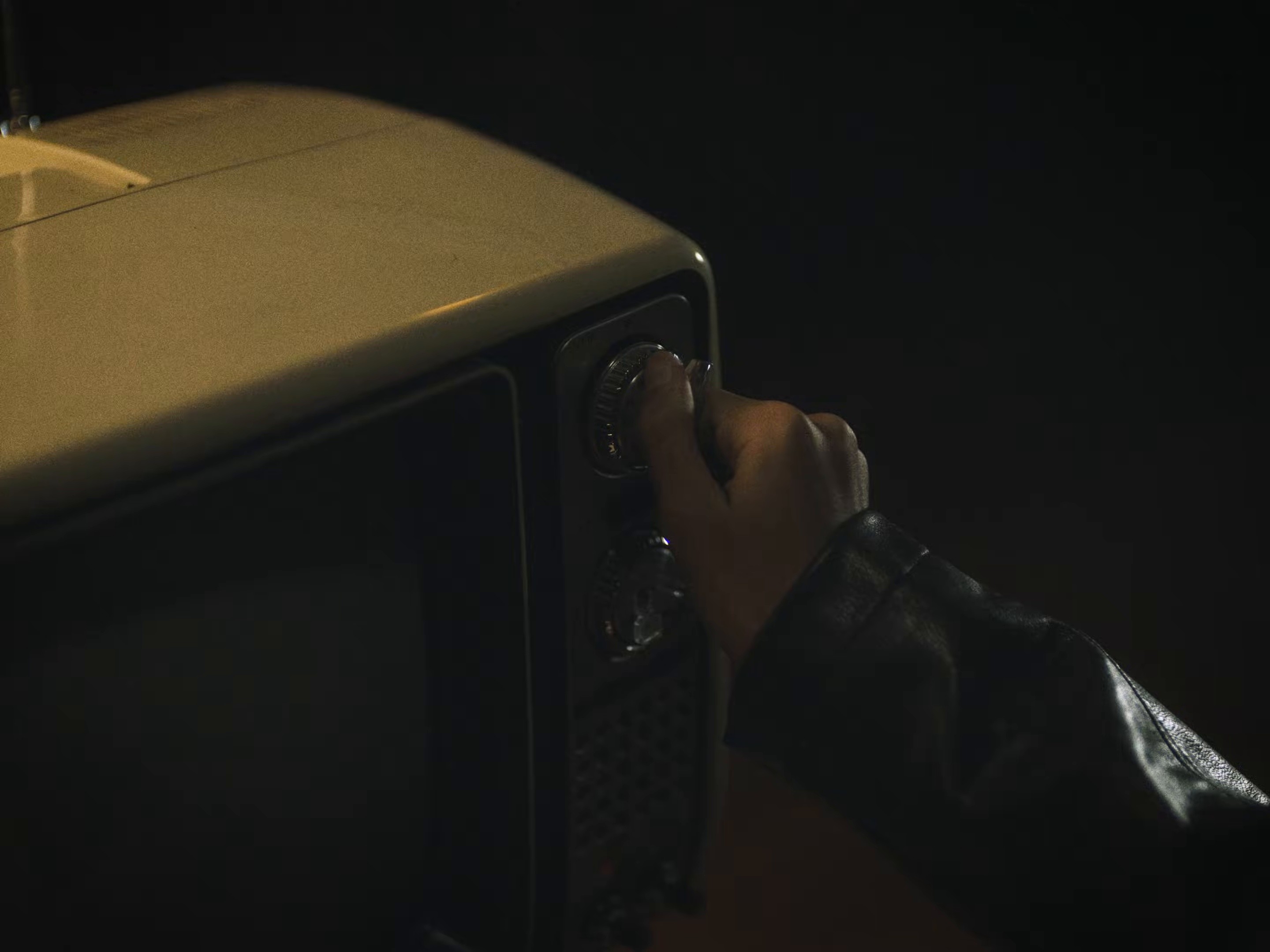 MI GATA (2026) —  shot,  lighting